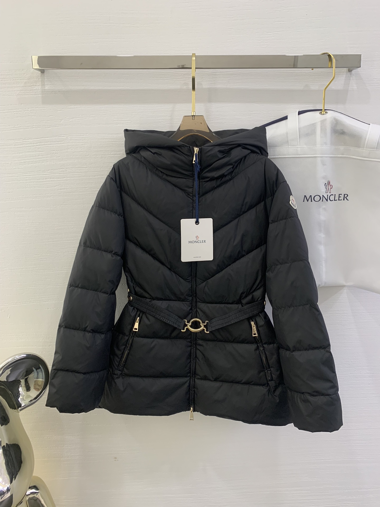 NO:485376,With dust bag Moncler cover, new autumn and winter style, BROSSE women's short hooded V-stitching design waist-hugging and slimming belt down jacket, waist design, super slimming v-shaped wiring, visual huge slimming temperament, matching logo belt buckle, finishing touch, matte fabric, high-end and atmospheric, comfortable and warm upper body, zipper resin zipper, special process customization, hardware pull head, belt buckle film protection, exquisite details, the overall clothing thickness is moderate, not bloated, color beige gray, black Size 0-1-2-3,, Moncler, down jacket, hats, alexander wang19860909配防尘袋Moncler蒙口 秋冬新款 BROSSE女装短款连帽V缝线设计收腰显瘦腰带羽绒服 束腰设计 超级显瘦 v型走线 视觉巨显瘦气质 搭配logo腰带扣 点睛时尚 哑光面料 高级大气 上身舒适保暖 拉链树脂拉链 特殊工艺定制 五金拉头 腰带扣贴膜保护 细节精致 整体衣服厚度适中 不显臃肿 颜色米灰色 黑色 尺码0-1-2-3,,Moncler,down jacket,hats,alexander wang,Women's clothing