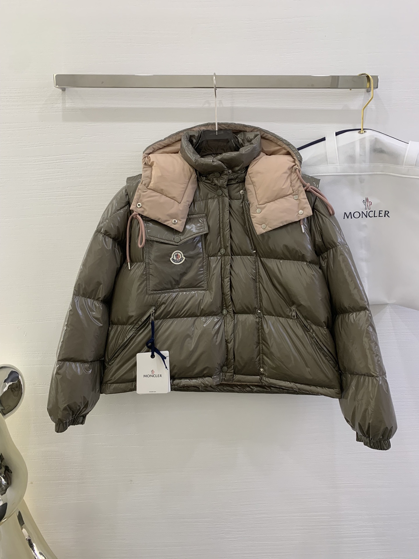 NO:486679,The overall h-shaped version with dust bag Moncler1954karakorum series has no sense of restraint. The large plaid quilting design will make you look younger and energetic, very comfortable and convenient. It uses original custom oily nylon fabric, which has a very glossy feeling. At the same time, its durability, tear resistance, water splash resistance and wind resistance will be better. What's more important is that it has certain anti-fouling ability and is durable and easy to manage. The double-breasted design is both fashionable and adjustable according to its own comfort, and can create more shapes and matching. The cuffs are wide and tight and fixed buckles that can be adjusted. The classic elements of the chest pockets are combined with the classic logo, embellished with some sporty vitality. The standard details on both sides are side pulling pockets, and the wind hood can be detached, making it more capable to remove them. The small stand-alone collar can cope with more occasions and matching. The bold face and contrasting colors inside are the highlights. Wearing them on the body will make people feel your unique elegance and charm.  The unique sleeve-removing design adds multiple ways to wear it, allowing you to unlock more matching styles!  Number of codes 0-1-2 High-version spot colors gray, green, black, hats, alexander wang19860909配防尘袋Moncler1954karakorum系列整体h版形,没有任何的束缚感,大格纹绗缝设计会更加显的年轻有朝气,非常舒服,方便. 采用原版定制油光尼龙面料,非常具有光泽感,同时它的耐用程度,抗撕裂性,防泼水性以及防风性会更好,更重要的是它有一定的抗污能力,耐用好打理. 双排扣的设计既时髦又可以根据自身舒适来调节,可塑造更多造型搭配.袖口宽松紧固定扣可调节,胸袋经典元素配合经典的logo,点缀上一些运动的朝气,两边标准细节侧拉口袋,挡风帽可拆卸,拆下来更加干练,小立领可以应对更多的场合和搭配. 大胆的面、里撞色更是亮点,穿在身上会让人直观感受到独属于你的优雅和魅力. 独特的脱袖设计增添多种穿法,同时让你解锁更多搭配造型！ 码数0-1-2 高版本现货颜色灰色、绿色、黑色,,hats,alexander wang,Women's clothing