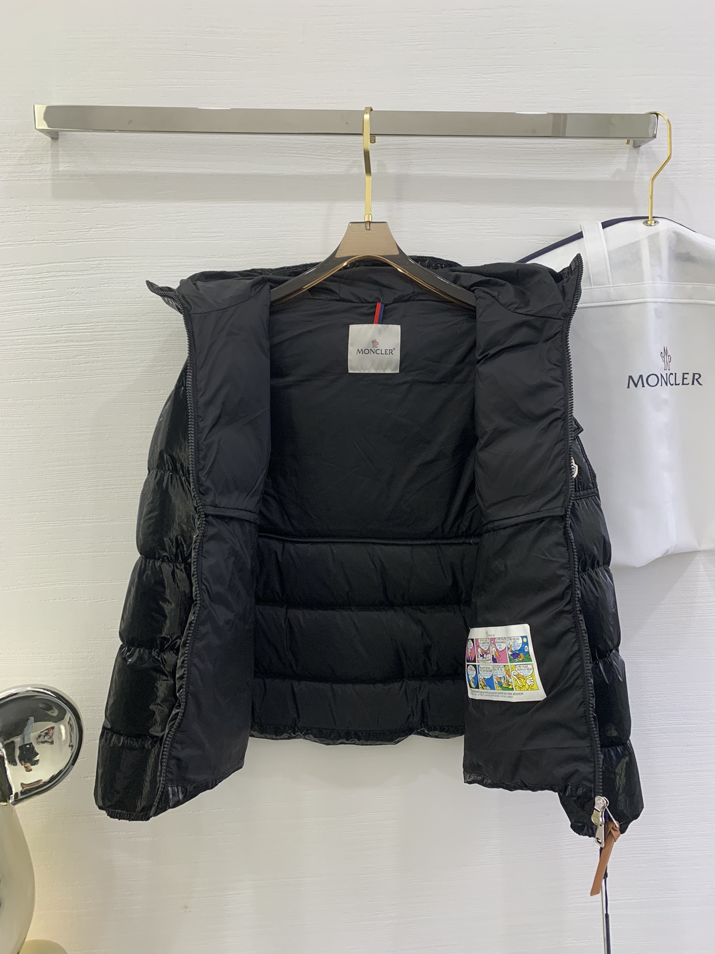 Moncler/蒙口秋冬女款连帽亮面蒙口羽绒服外套barante 特定荧光亮面特殊面料定制 采用涂层尼龙