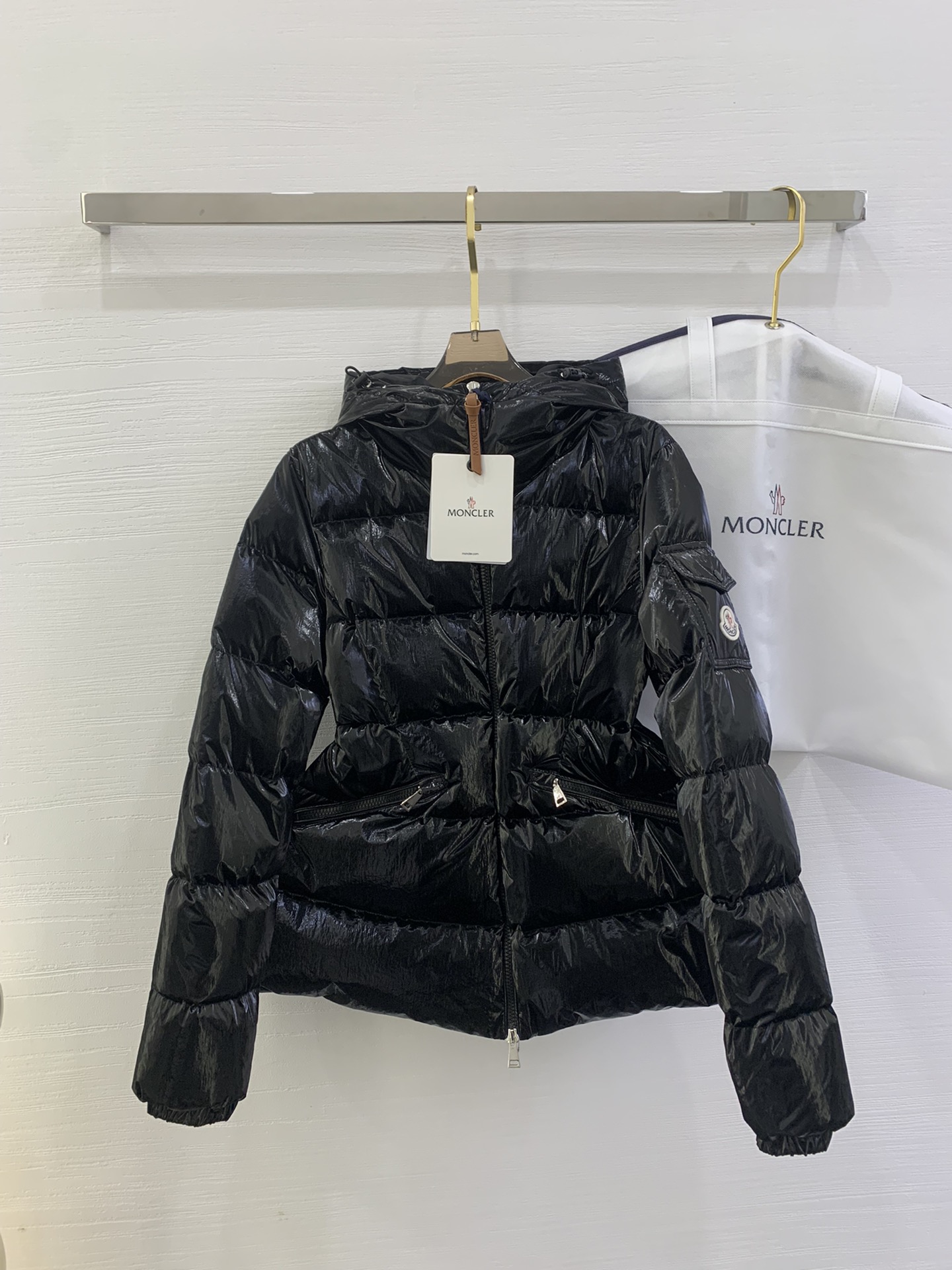NO:295576,Moncler/Shield Women's hooded shiny down jacket jacket barante Specific fluorescent shiny special fabric customized with coated nylon, this fabric is made of light yarn and colored thin layers, presenting a different luster and depth. Three-dimensional tailoring and waist-closing, slimming, hooded sporty and younger, pull head contrasting skin climbing, finishing touch, color black white Size 0-1-2-3,,Moncler, jackets & coats, down jacket,hats,alexander wang19860909Moncler/蒙口 秋冬女款连帽亮面蒙口羽绒服外套barante 特定荧光亮面特殊面料定制 采用涂层尼龙,这种面料由轻盈纱线与彩色薄层粘合而成,呈现别样的光泽和深邃感 立体剪裁收腰显瘦 连帽运动年轻化 拉头撞色皮攀 点睛之笔 颜色黑色 白色 尺码0-1-2-3,,Moncler,jackets & coats,down jacket,hats,alexander wang,Women's clothing