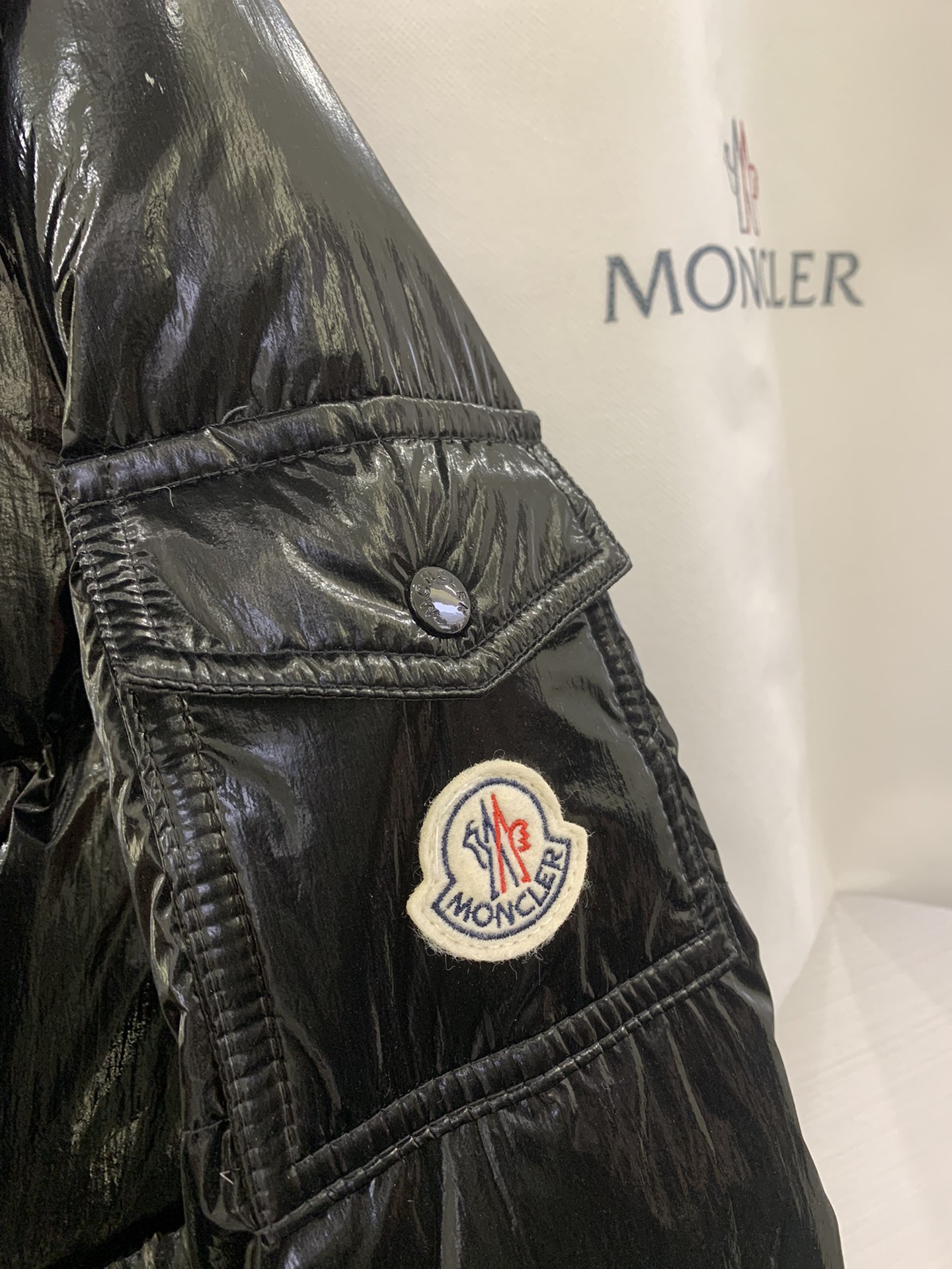 Moncler/蒙口秋冬女款连帽亮面蒙口羽绒服外套barante 特定荧光亮面特殊面料定制 采用涂层尼龙