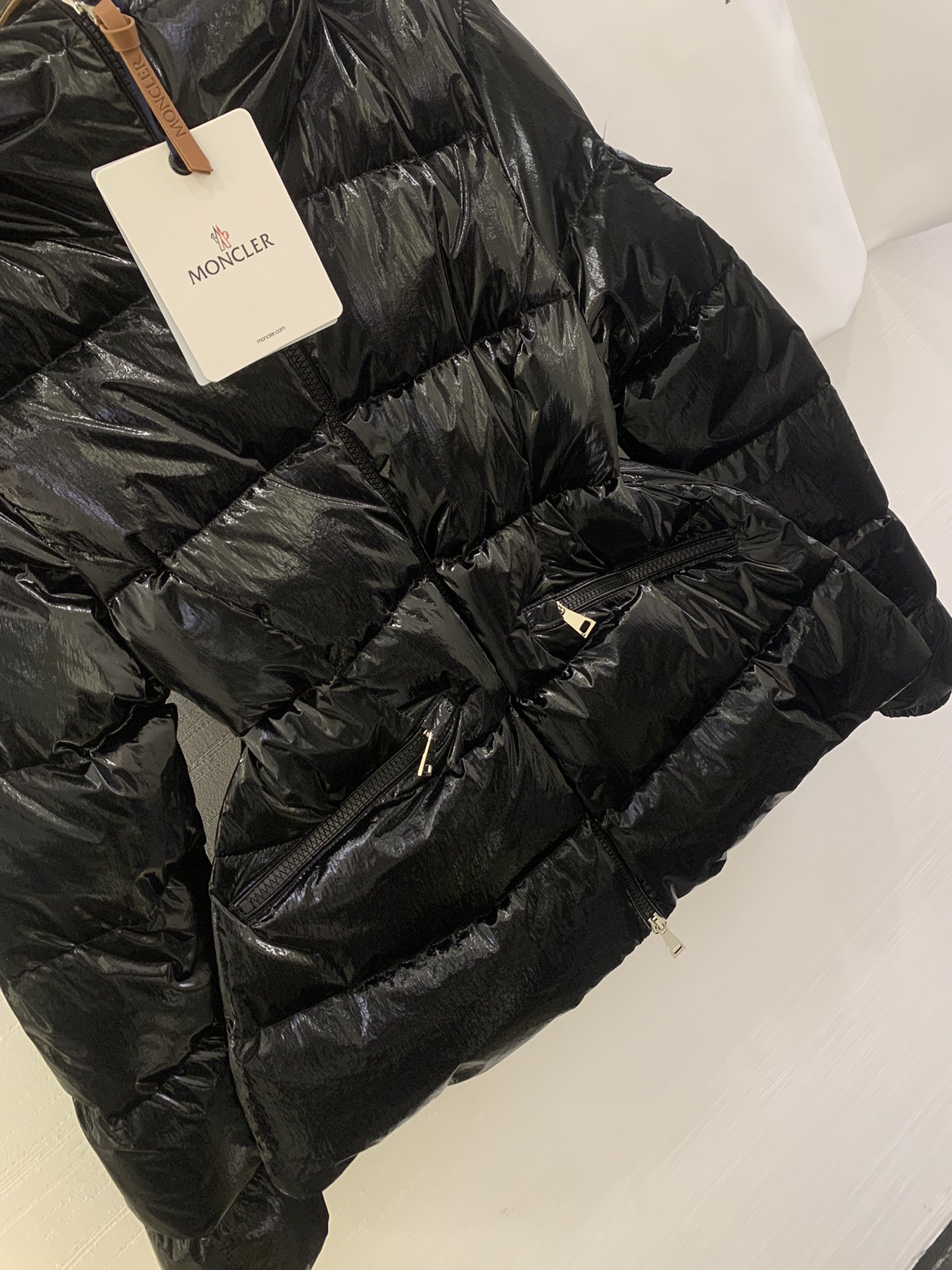 Moncler/蒙口秋冬女款连帽亮面蒙口羽绒服外套barante 特定荧光亮面特殊面料定制 采用涂层尼龙