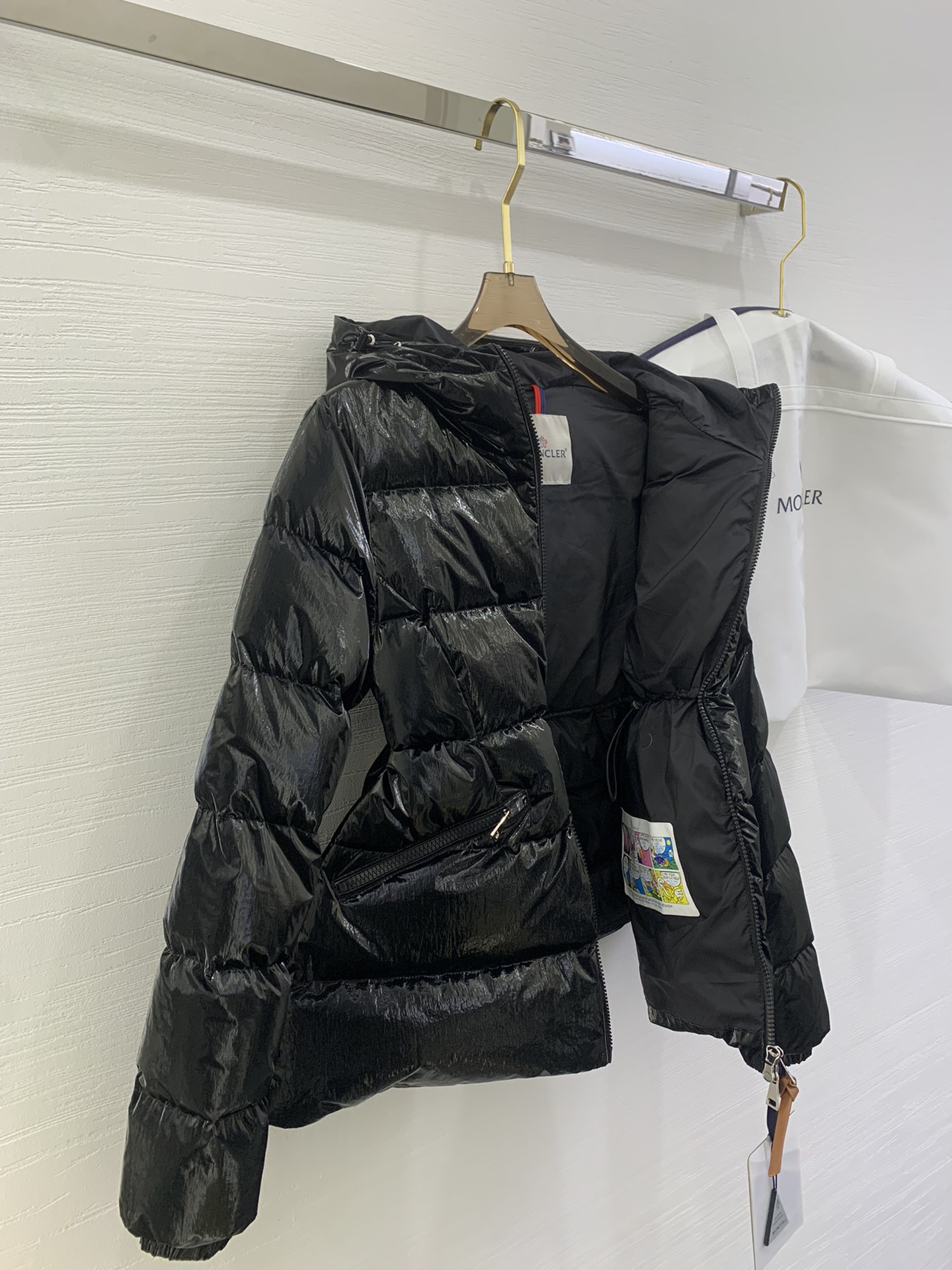 Moncler/蒙口秋冬女款连帽亮面蒙口羽绒服外套barante 特定荧光亮面特殊面料定制 采用涂层尼龙
