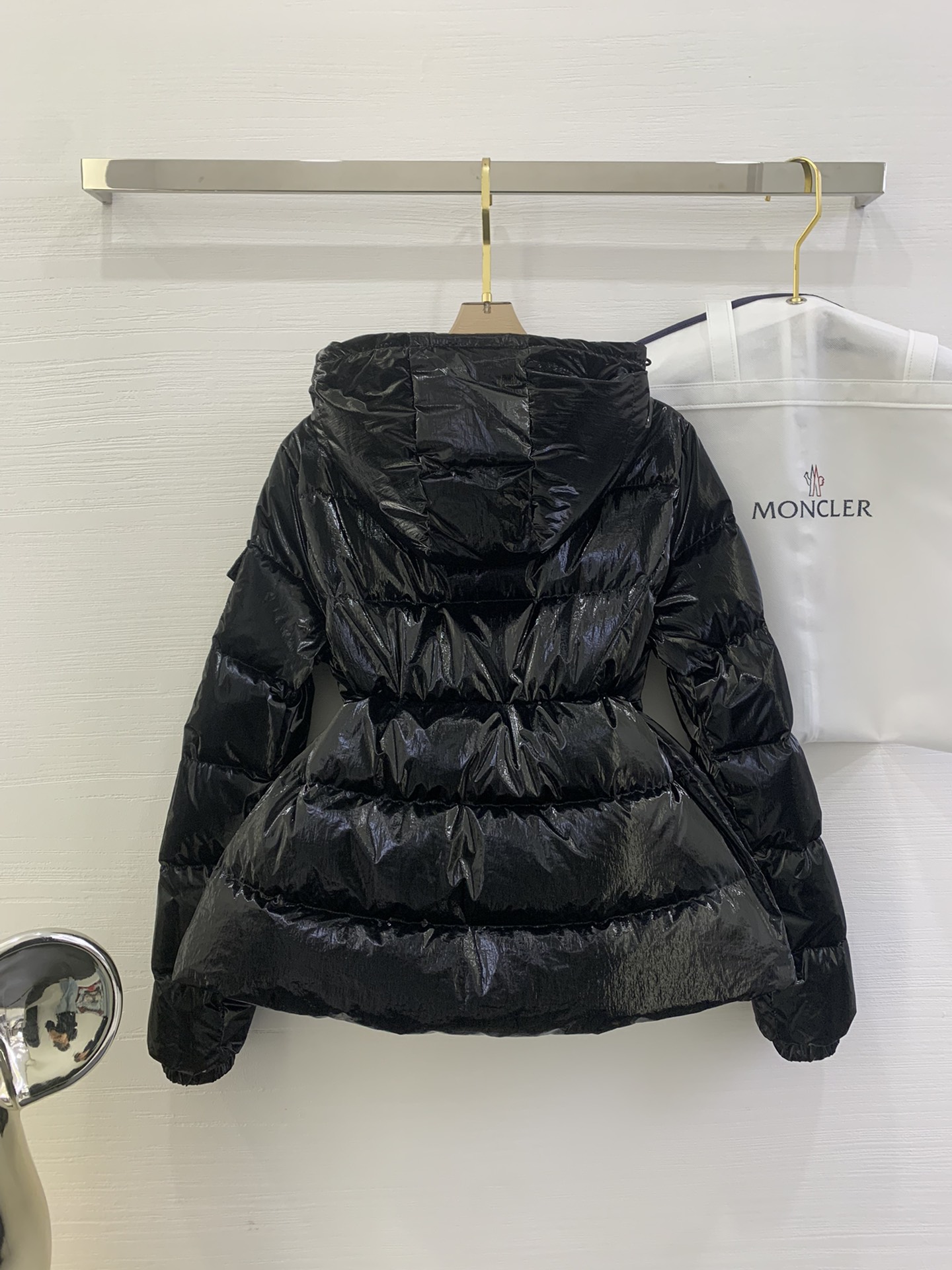 Moncler/蒙口秋冬女款连帽亮面蒙口羽绒服外套barante 特定荧光亮面特殊面料定制 采用涂层尼龙