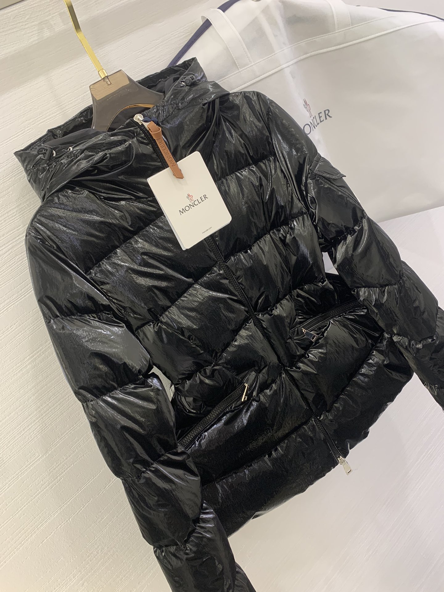 Moncler/蒙口秋冬女款连帽亮面蒙口羽绒服外套barante 特定荧光亮面特殊面料定制 采用涂层尼龙