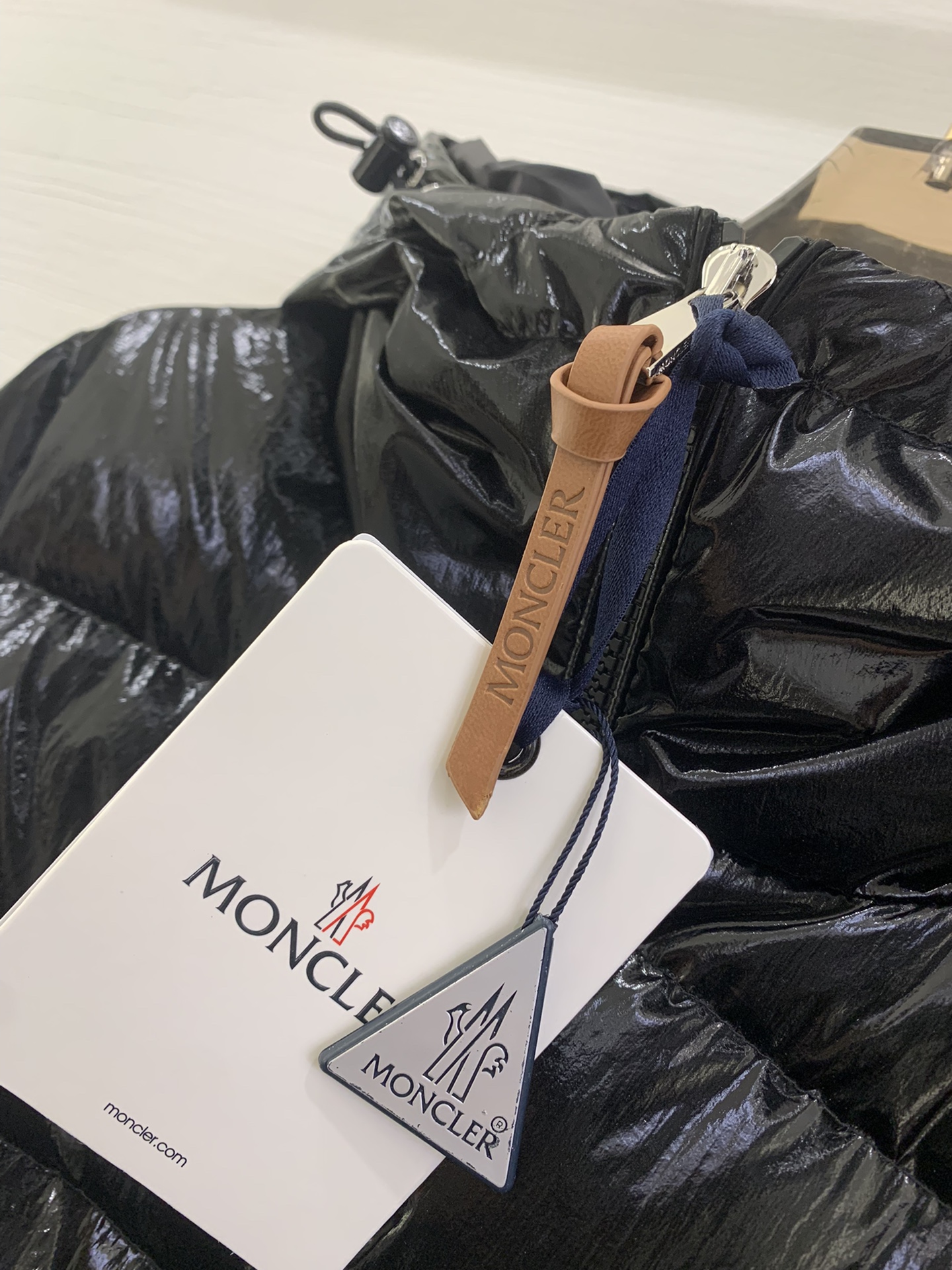 Moncler/蒙口秋冬女款连帽亮面蒙口羽绒服外套barante 特定荧光亮面特殊面料定制 采用涂层尼龙