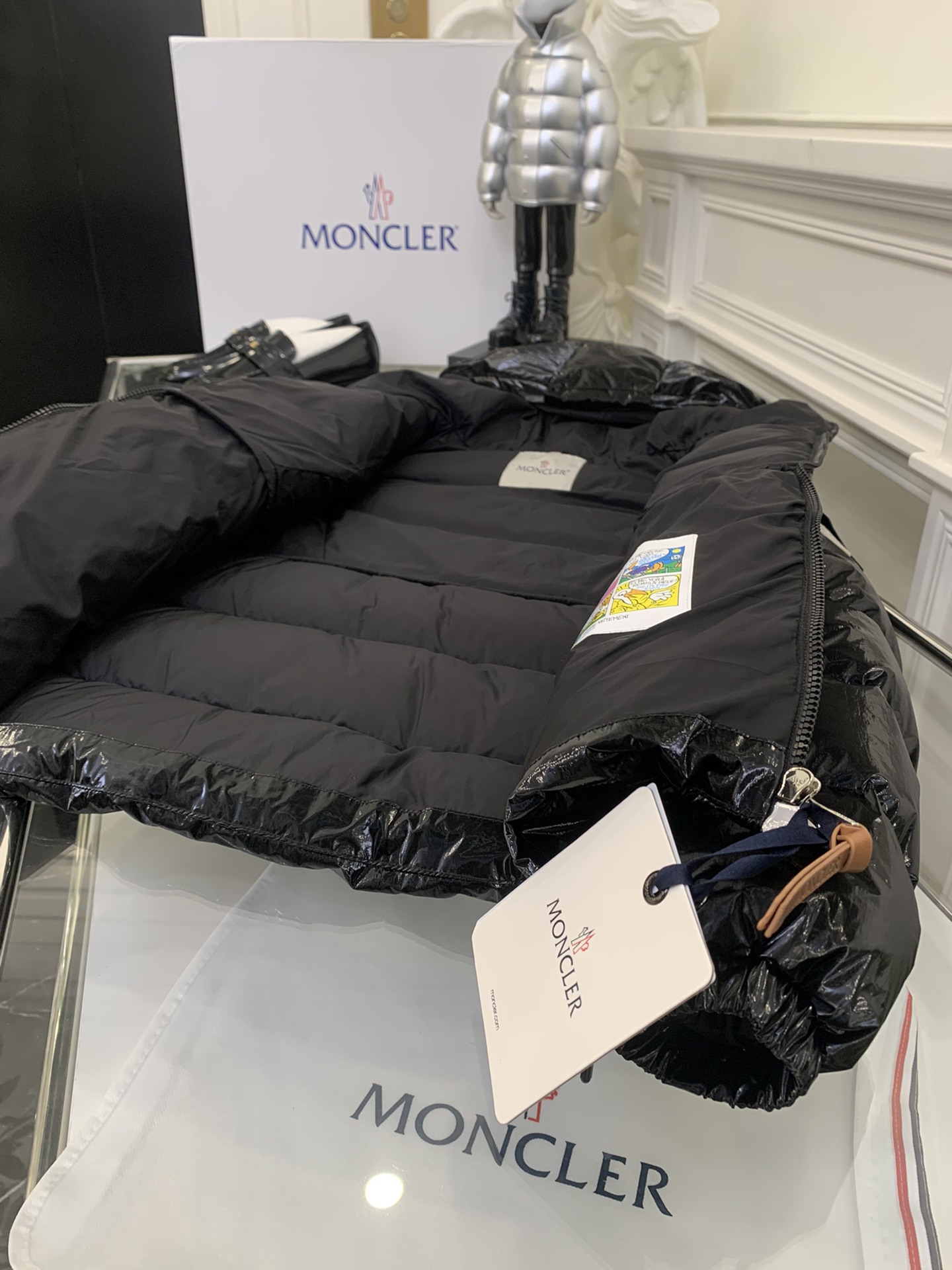 Moncler/蒙口2024秋冬女款连帽亮面蒙口羽绒服外套barante特定荧光亮面特殊面料定制采用涂层