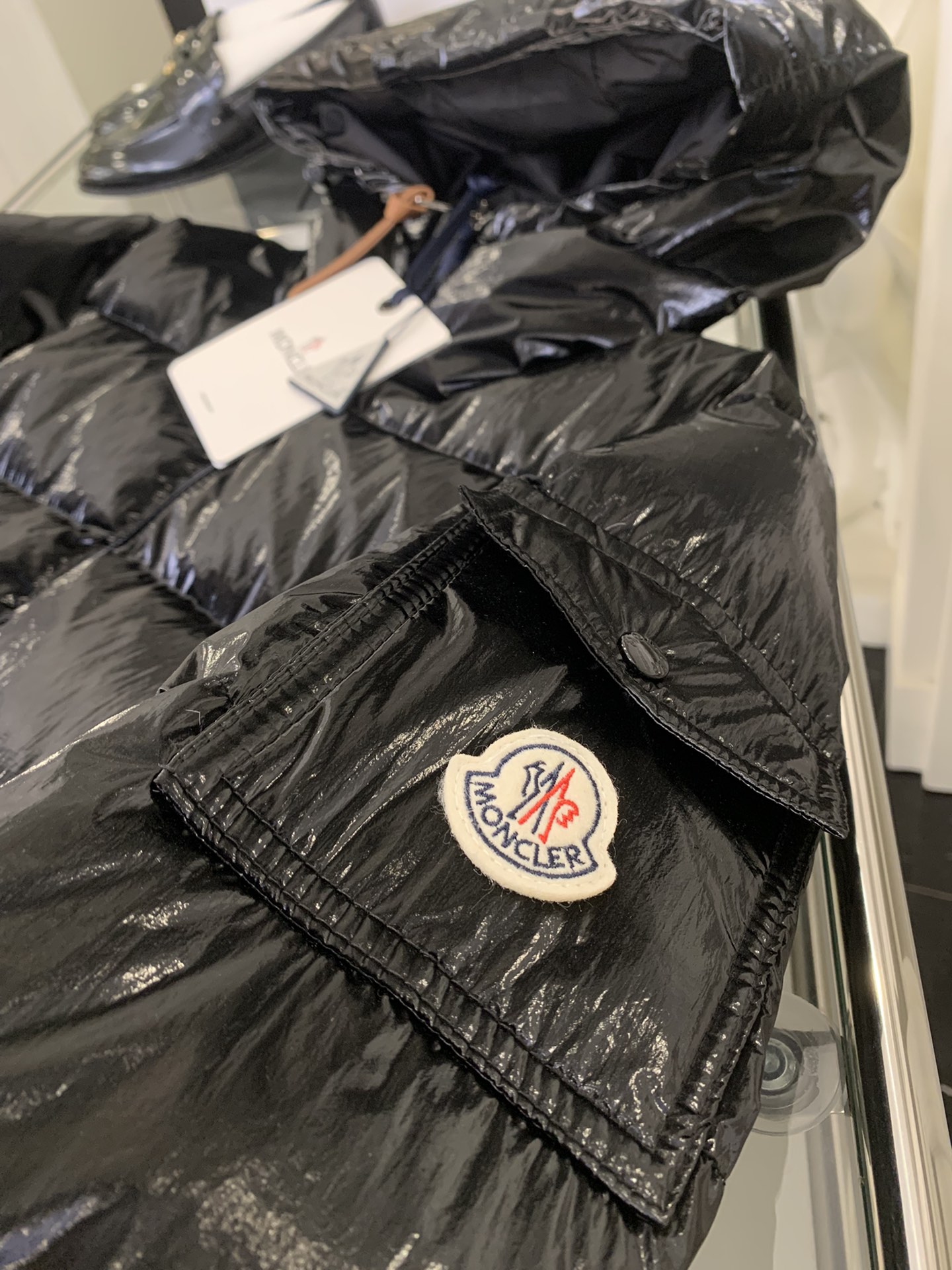 Moncler/蒙口2024秋冬女款连帽亮面蒙口羽绒服外套barante特定荧光亮面特殊面料定制采用涂层