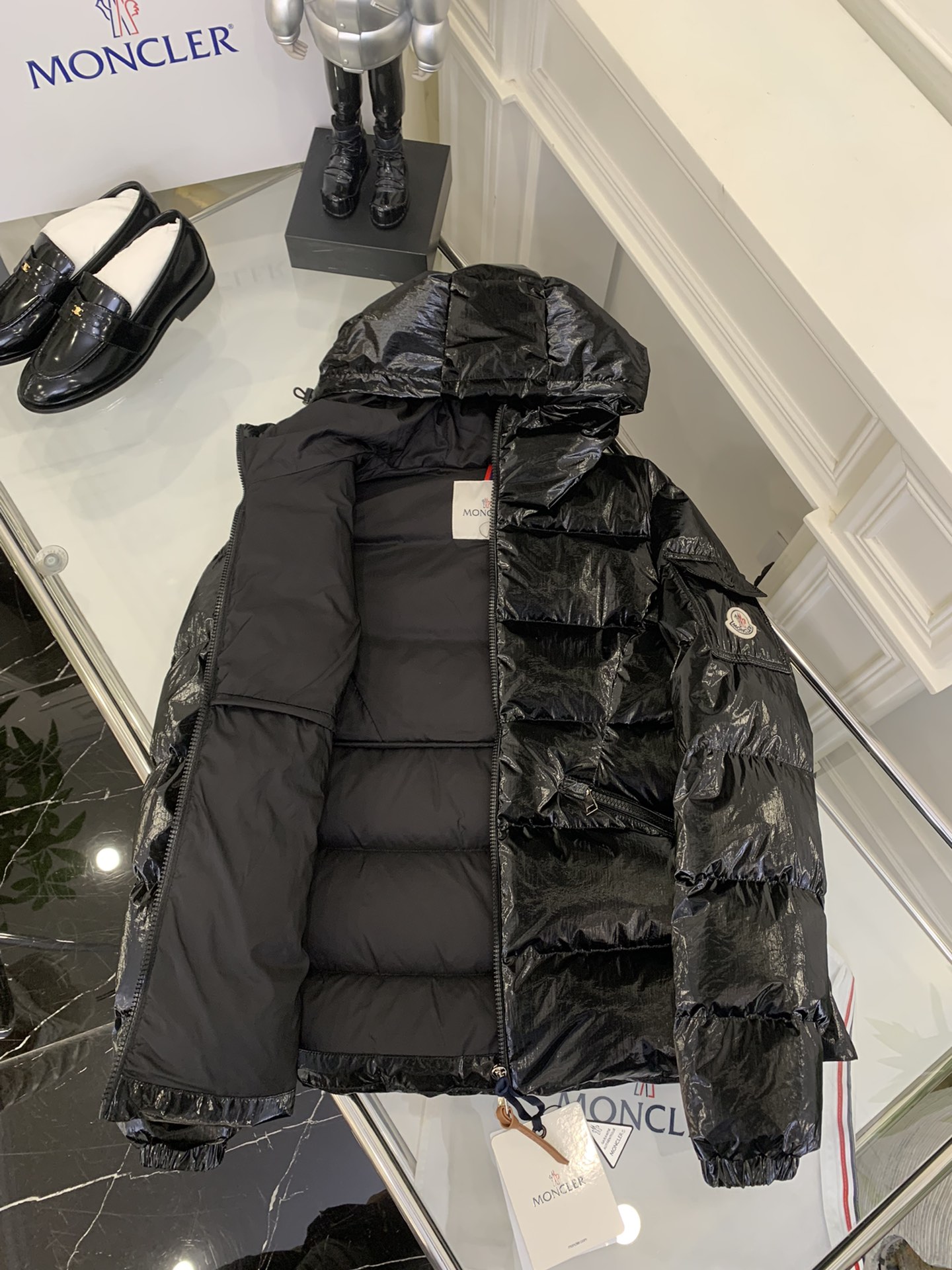 Moncler/蒙口2024秋冬女款连帽亮面蒙口羽绒服外套barante特定荧光亮面特殊面料定制采用涂层