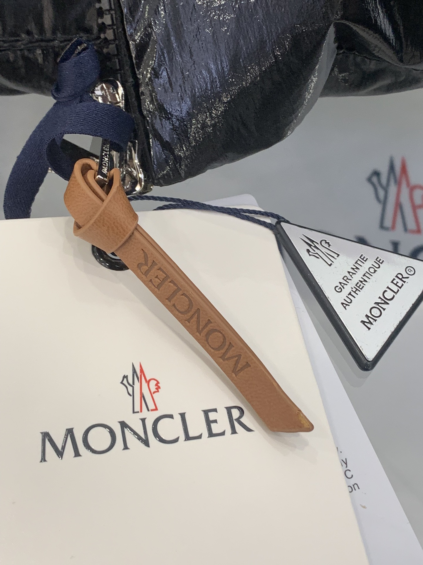 Moncler/蒙口2024秋冬女款连帽亮面蒙口羽绒服外套barante特定荧光亮面特殊面料定制采用涂层