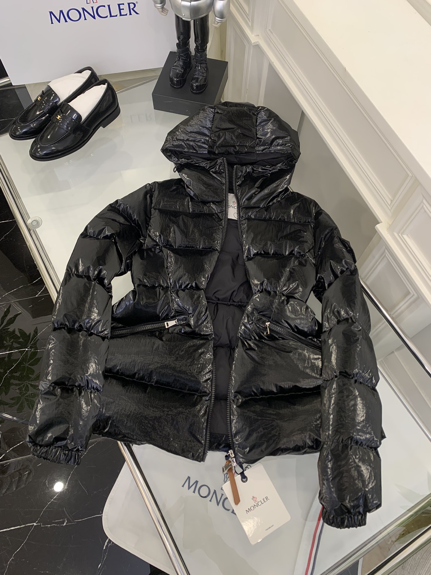 Moncler/蒙口2024秋冬女款连帽亮面蒙口羽绒服外套barante特定荧光亮面特殊面料定制采用涂层