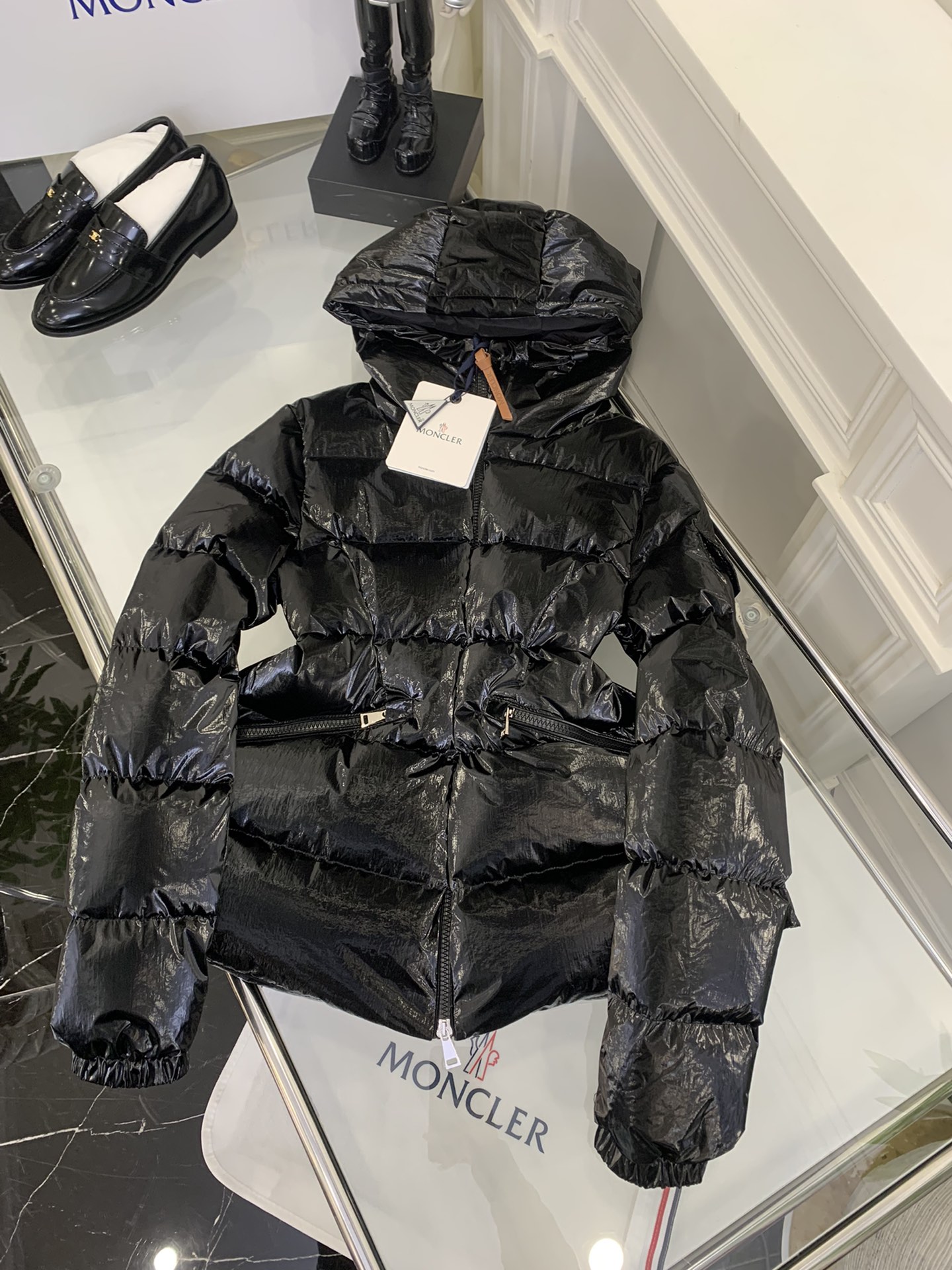 Moncler/蒙口2024秋冬女款连帽亮面蒙口羽绒服外套barante特定荧光亮面特殊面料定制采用涂层