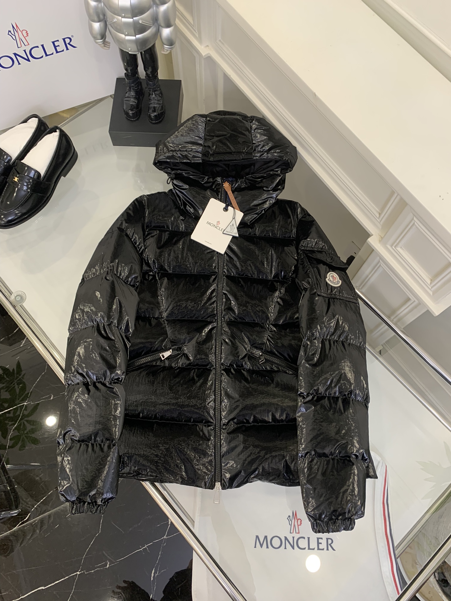 Moncler/蒙口2024秋冬女款连帽亮面蒙口羽绒服外套barante特定荧光亮面特殊面料定制采用涂层