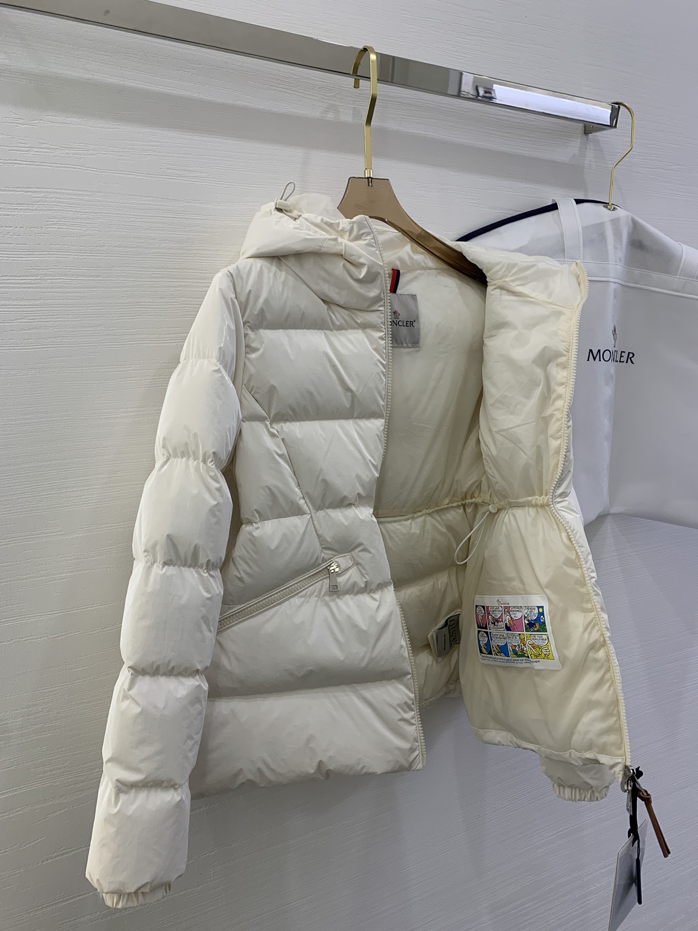 Moncler/蒙口 秋冬女款连帽亮面蒙口羽绒服外套barante 特定荧光亮面特殊面料定制 采用涂层尼