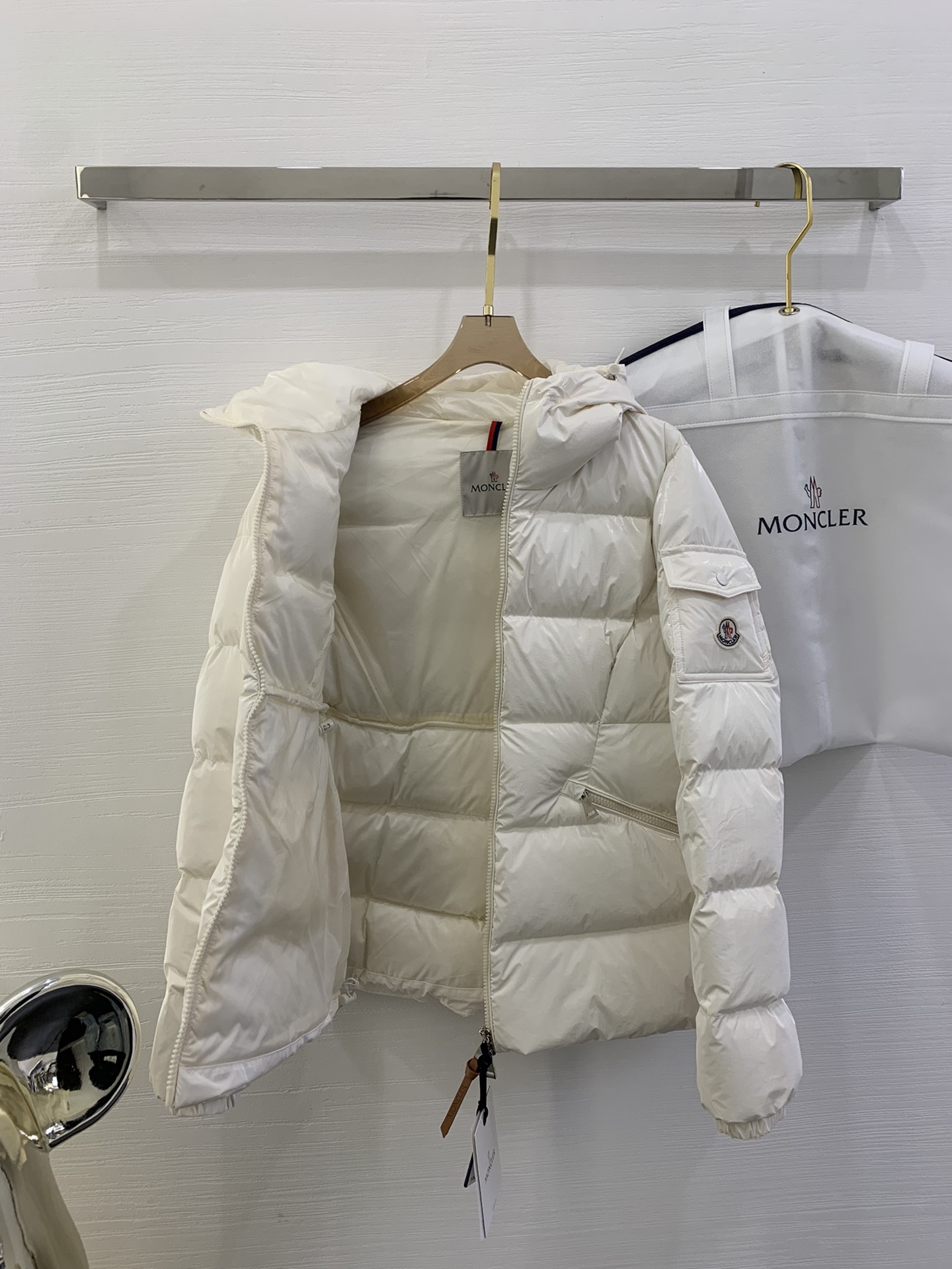Moncler/蒙口 秋冬女款连帽亮面蒙口羽绒服外套barante 特定荧光亮面特殊面料定制 采用涂层尼
