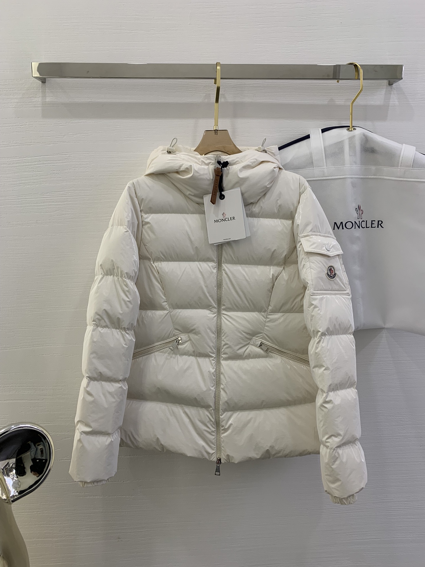 Moncler/蒙口 秋冬女款连帽亮面蒙口羽绒服外套barante 特定荧光亮面特殊面料定制 采用涂层尼