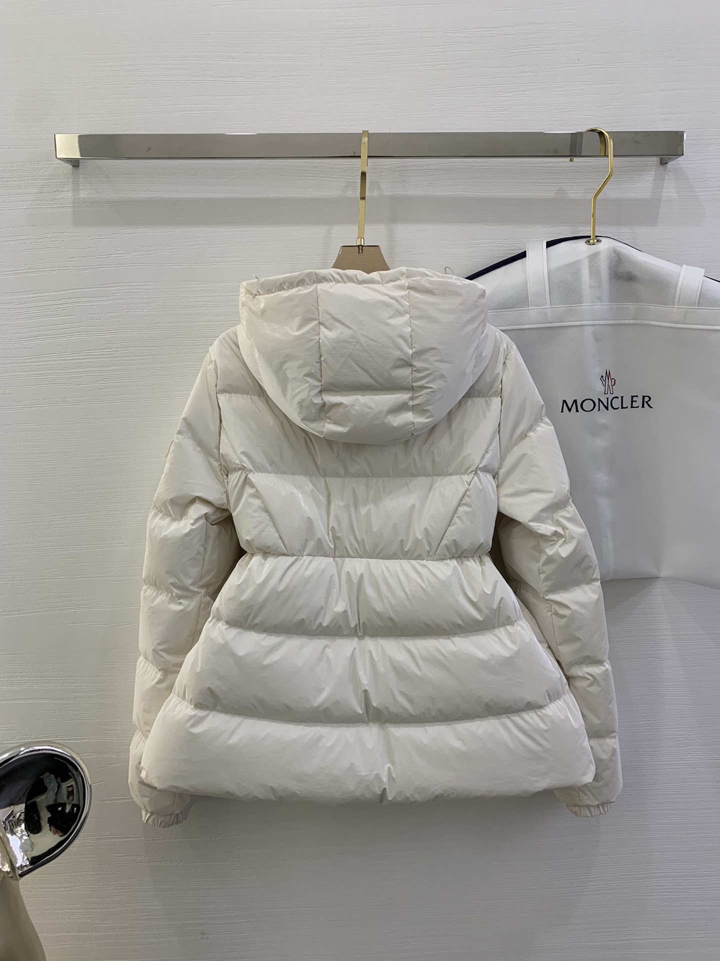 Moncler/蒙口 秋冬女款连帽亮面蒙口羽绒服外套barante 特定荧光亮面特殊面料定制 采用涂层尼