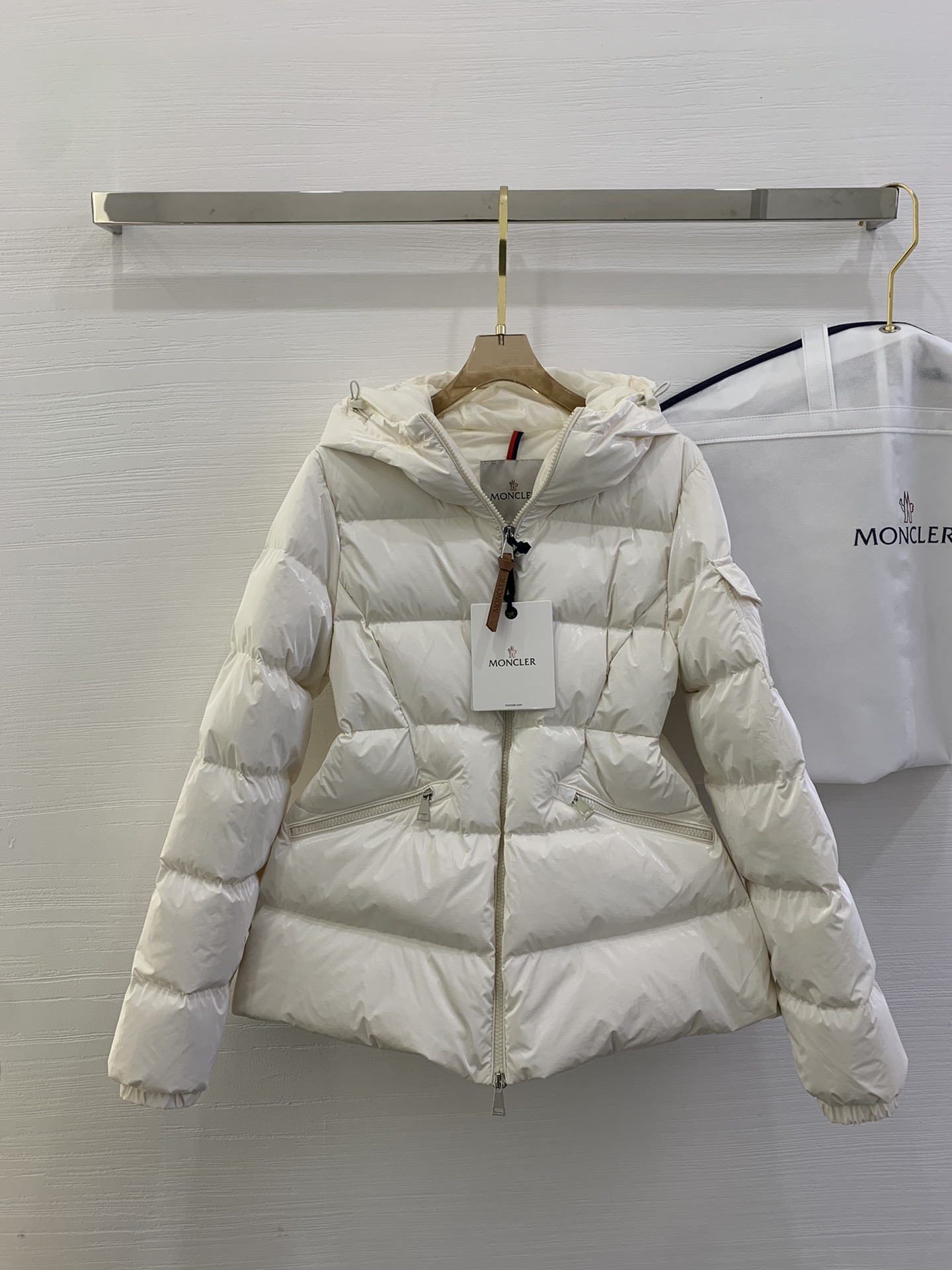 NO:566790,Comes with dust bag Moncler/mask Autumn and winter women's hooded glossy muzzled down jacket barante Customized with specific fluorescent glossy special fabric Made of coated nylon, this fabric is made of light yarns and colored thin layers, giving it a unique luster and depth. Three-dimensional tailoring to slim down the waist. Hooded sports for a younger look. Pull-on contrasting color leather straps as the finishing touch. Color black white Size 0-1-2-3,,Moncler,jackets & coats,down  jacket,hats,alexander wang19860909配防尘袋Moncler/蒙口 秋冬女款连帽亮面蒙口羽绒服外套barante 特定荧光亮面特殊面料定制 采用涂层尼龙,这种面料由轻盈纱线与彩色薄层粘合而成,呈现别样的光泽和深邃感 立体剪裁收腰显瘦 连帽运动年轻化 拉头撞色皮攀 点睛之笔 颜色黑色 白色 尺码0-1-2-3,,Moncler,jackets & coats,down jacket,hats,alexander wang,Women's clothing