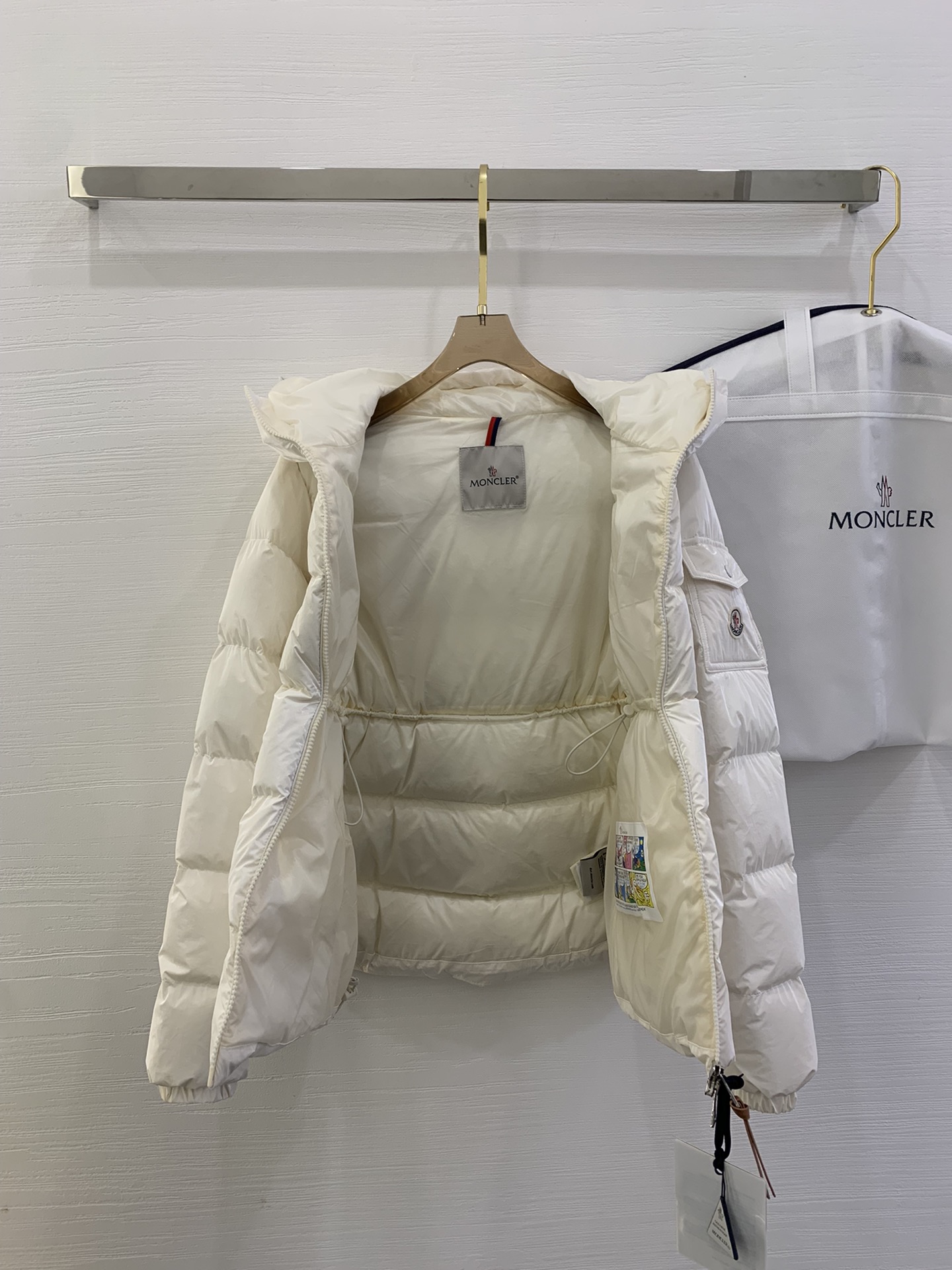 Moncler/蒙口 秋冬女款连帽亮面蒙口羽绒服外套barante 特定荧光亮面特殊面料定制 采用涂层尼
