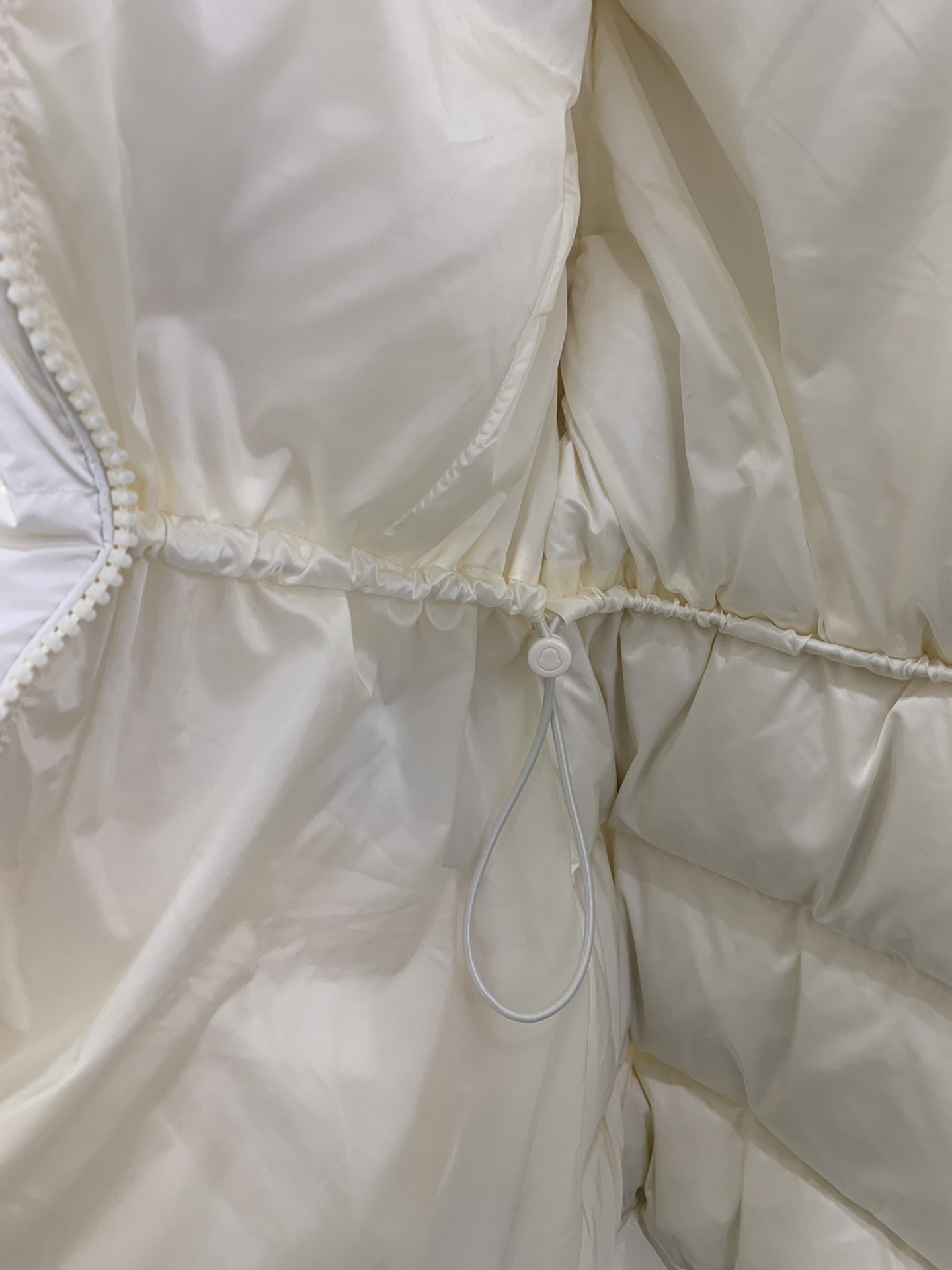 Moncler/蒙口 秋冬女款连帽亮面蒙口羽绒服外套barante 特定荧光亮面特殊面料定制 采用涂层尼