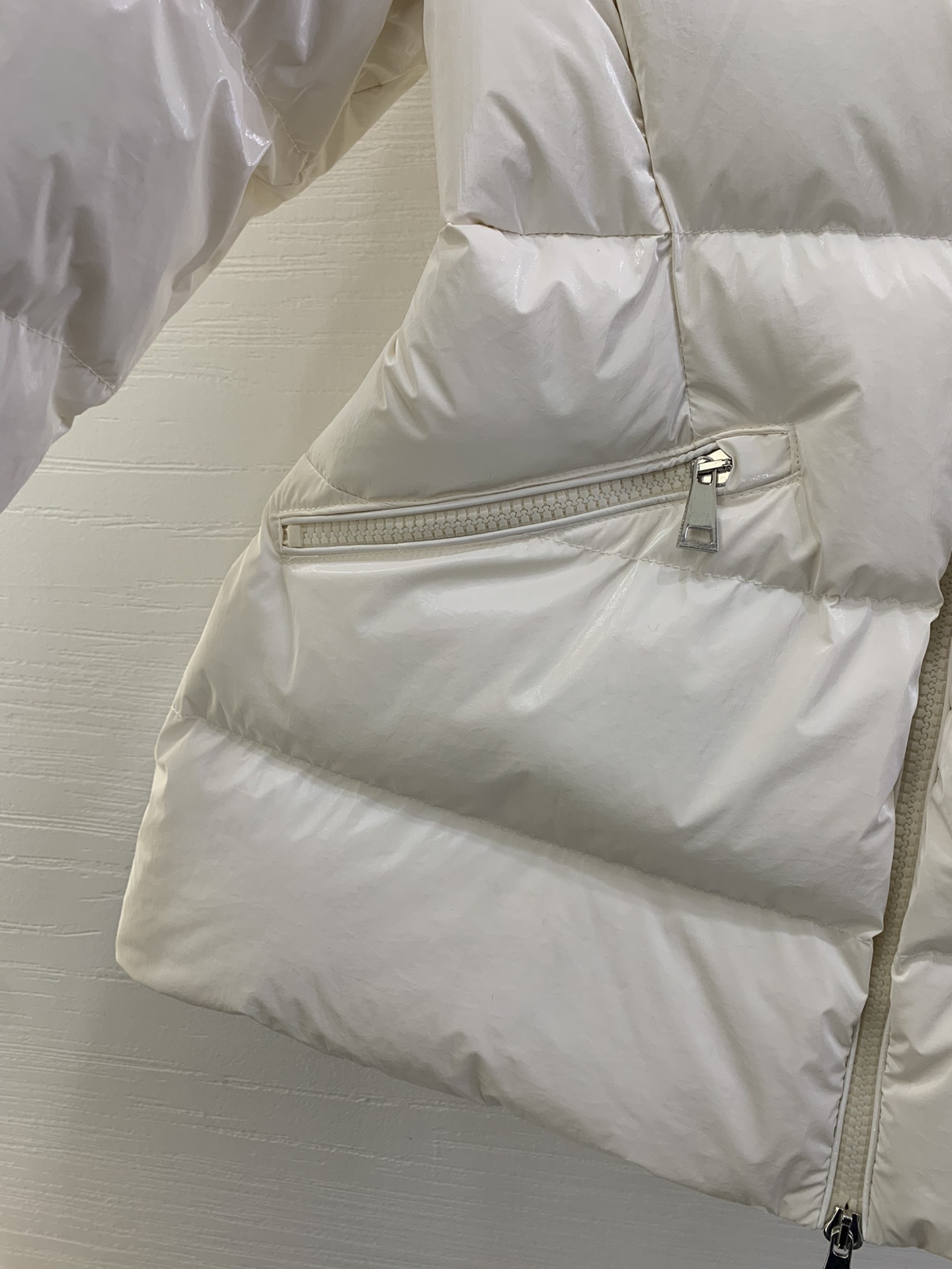 Moncler/蒙口 秋冬女款连帽亮面蒙口羽绒服外套barante 特定荧光亮面特殊面料定制 采用涂层尼