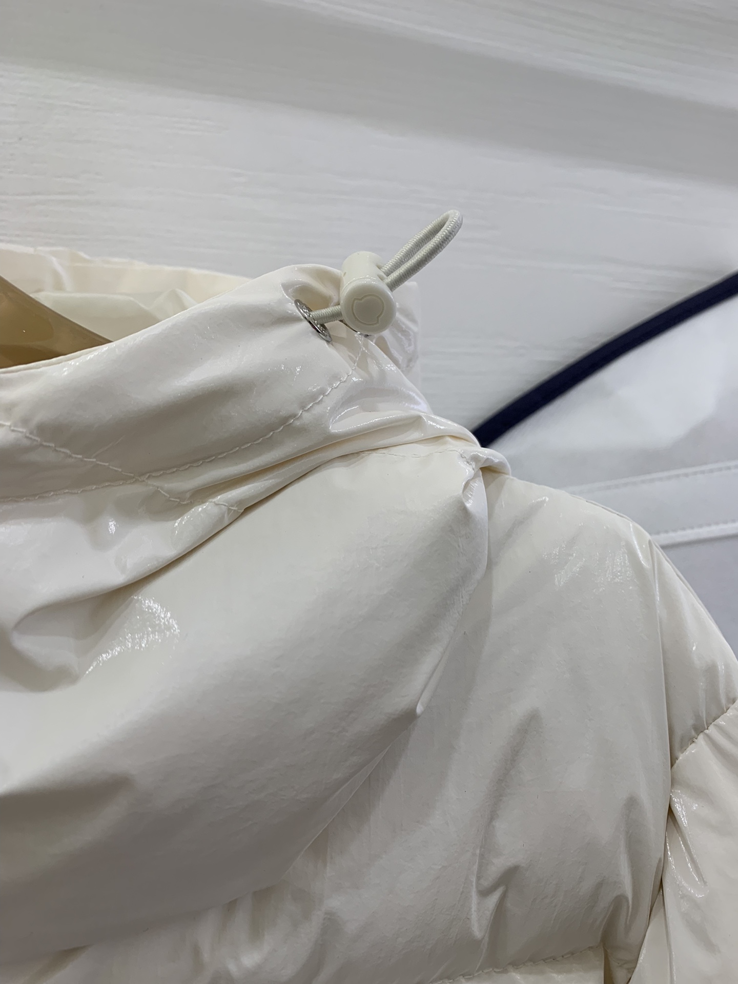 Moncler/蒙口 秋冬女款连帽亮面蒙口羽绒服外套barante 特定荧光亮面特殊面料定制 采用涂层尼