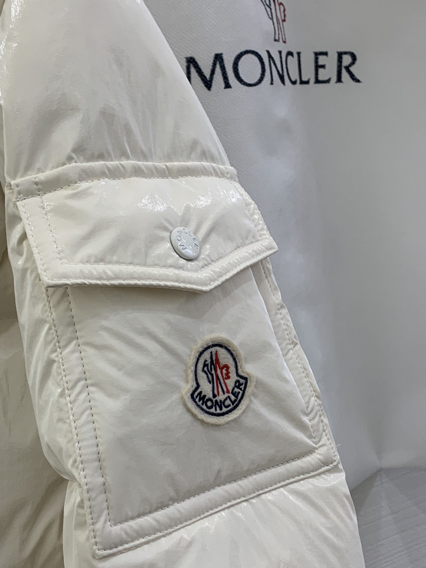 Moncler/蒙口 秋冬女款连帽亮面蒙口羽绒服外套barante 特定荧光亮面特殊面料定制 采用涂层尼