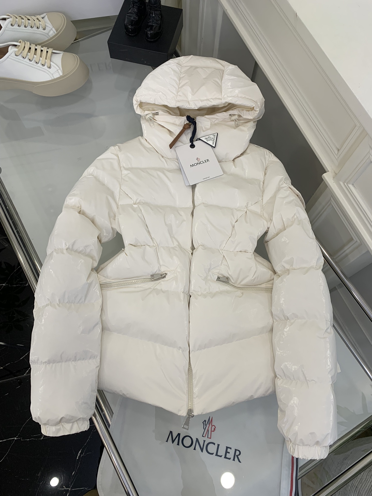 Moncler/蒙口2024秋冬女款连帽亮面蒙口羽绒服外套barante特定荧光亮面特殊面料定制采用涂层