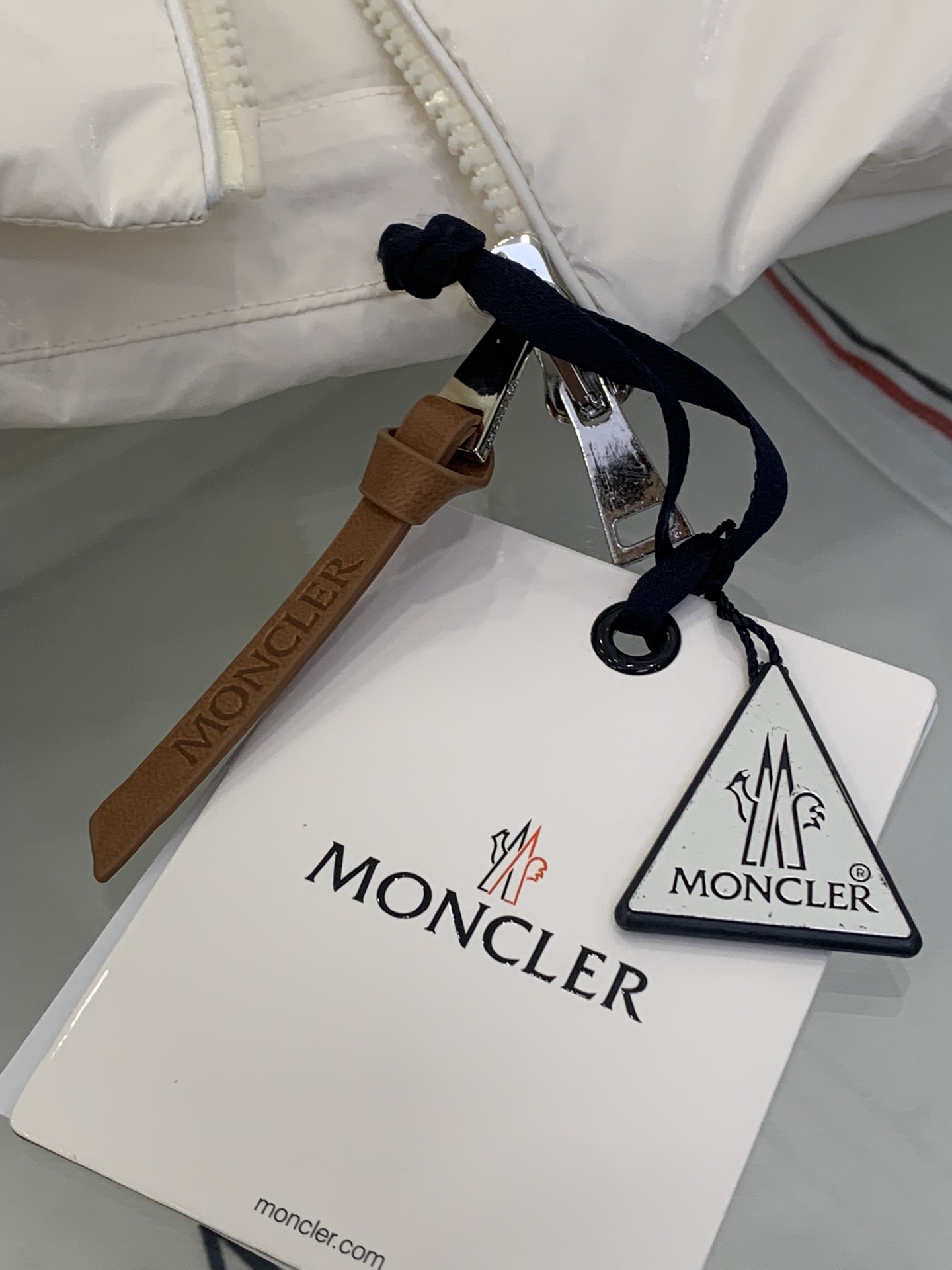 Moncler/蒙口2024秋冬女款连帽亮面蒙口羽绒服外套barante特定荧光亮面特殊面料定制采用涂层