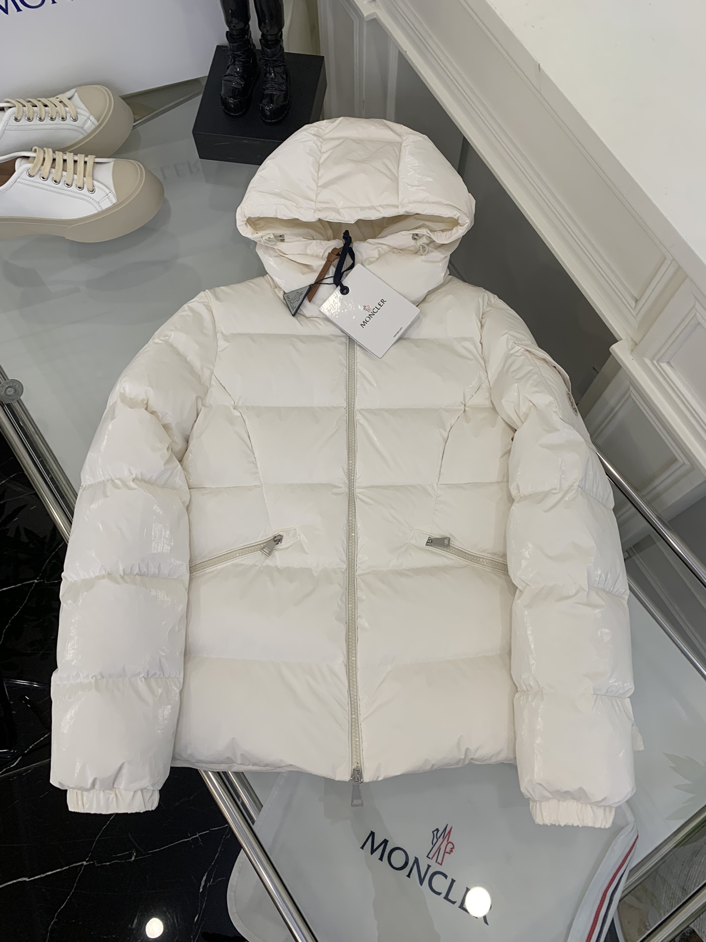 Moncler/蒙口2024秋冬女款连帽亮面蒙口羽绒服外套barante特定荧光亮面特殊面料定制采用涂层