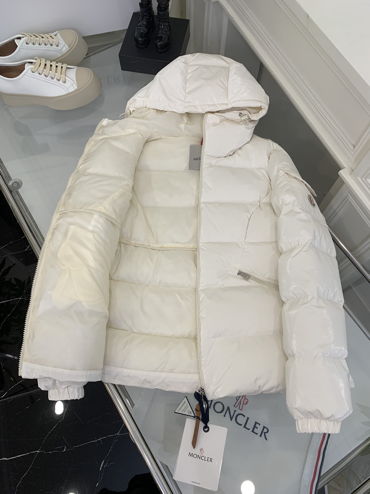 Moncler/蒙口2024秋冬女款连帽亮面蒙口羽绒服外套barante特定荧光亮面特殊面料定制采用涂层