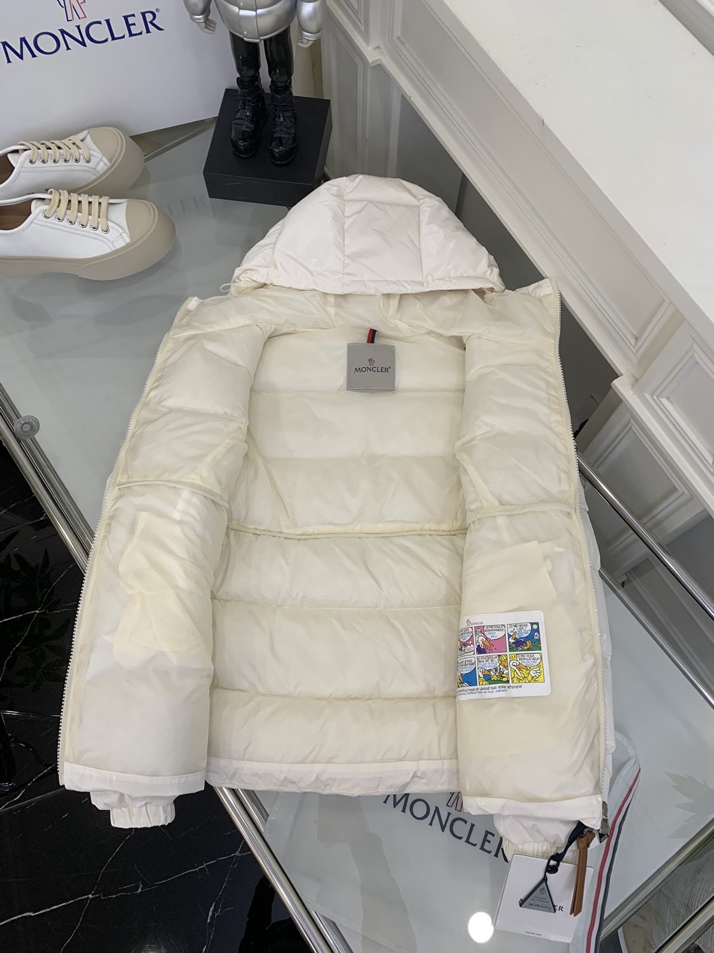 Moncler/蒙口2024秋冬女款连帽亮面蒙口羽绒服外套barante特定荧光亮面特殊面料定制采用涂层