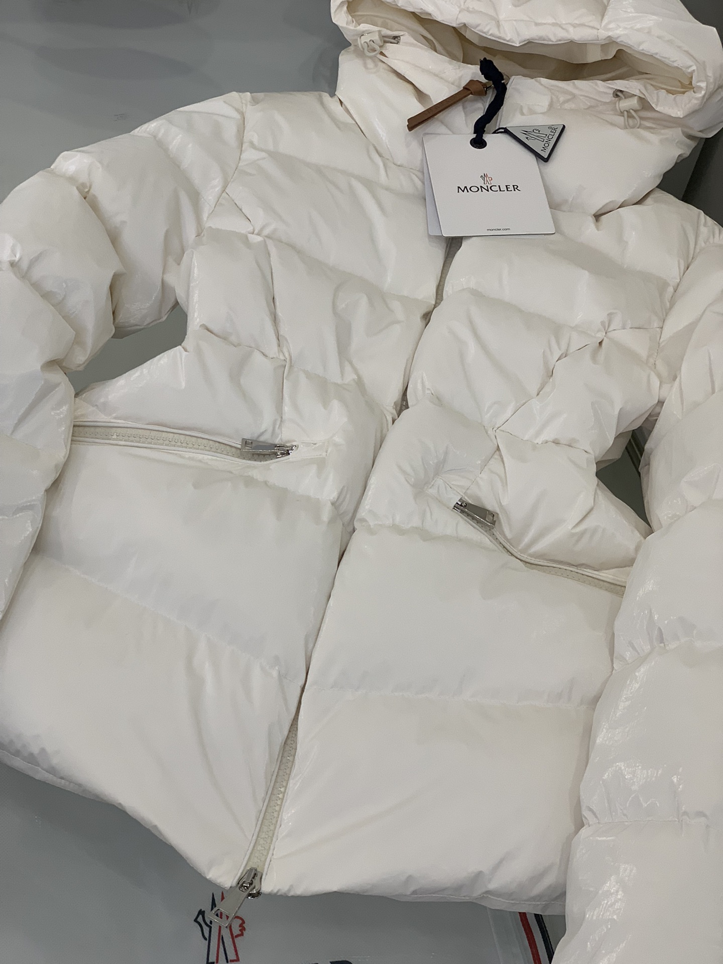 Moncler/蒙口2024秋冬女款连帽亮面蒙口羽绒服外套barante特定荧光亮面特殊面料定制采用涂层