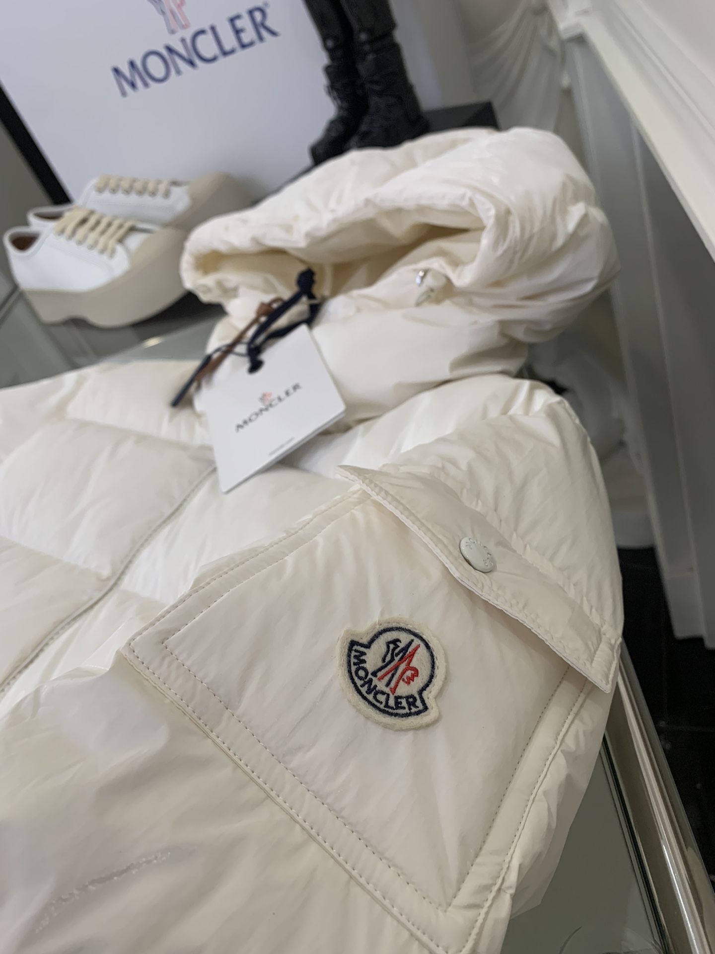 Moncler/蒙口2024秋冬女款连帽亮面蒙口羽绒服外套barante特定荧光亮面特殊面料定制采用涂层