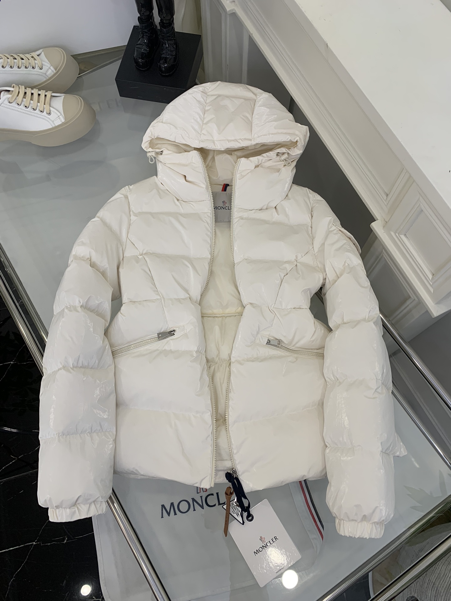 Moncler/蒙口2024秋冬女款连帽亮面蒙口羽绒服外套barante特定荧光亮面特殊面料定制采用涂层