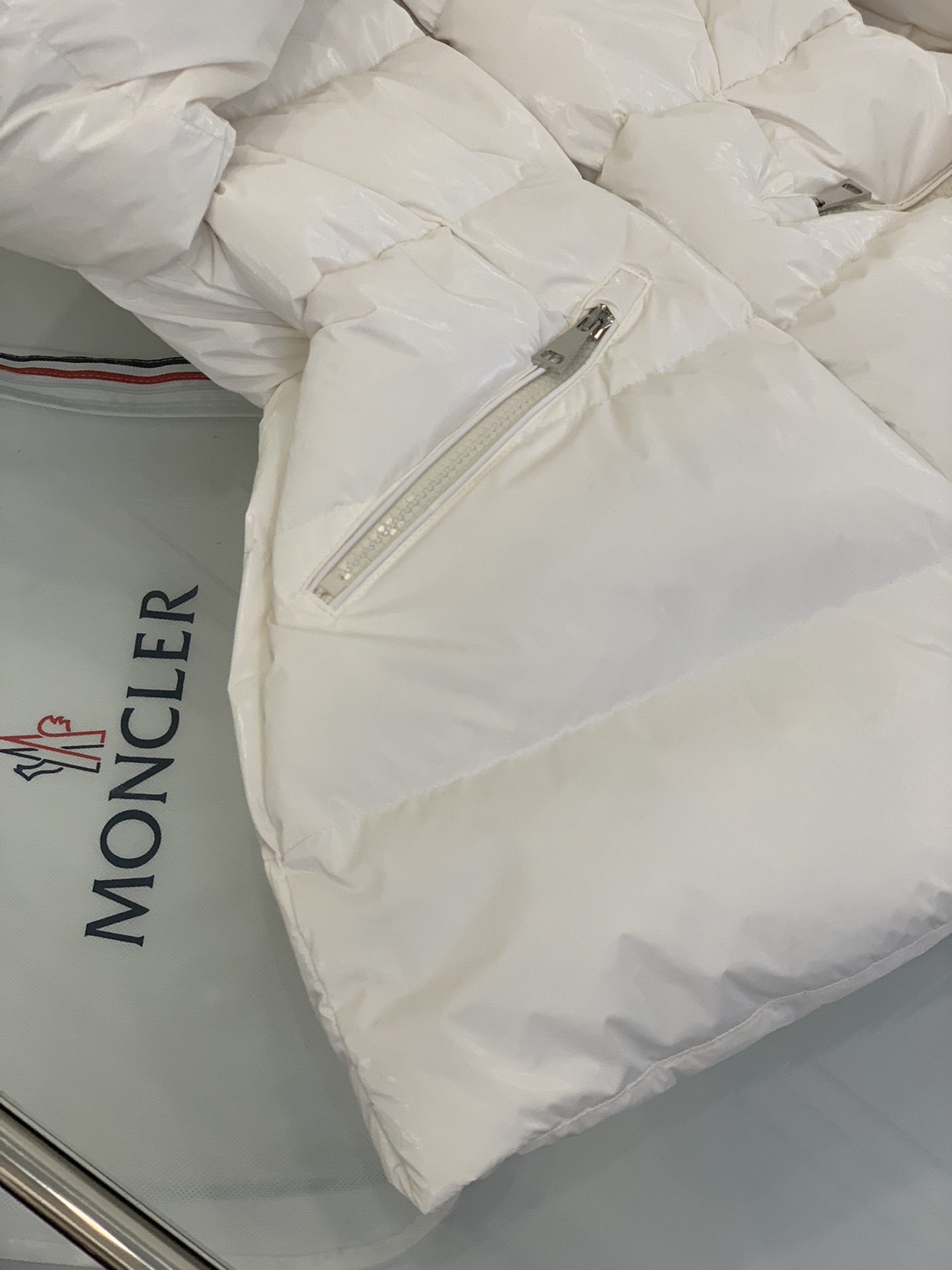 Moncler/蒙口2024秋冬女款连帽亮面蒙口羽绒服外套barante特定荧光亮面特殊面料定制采用涂层