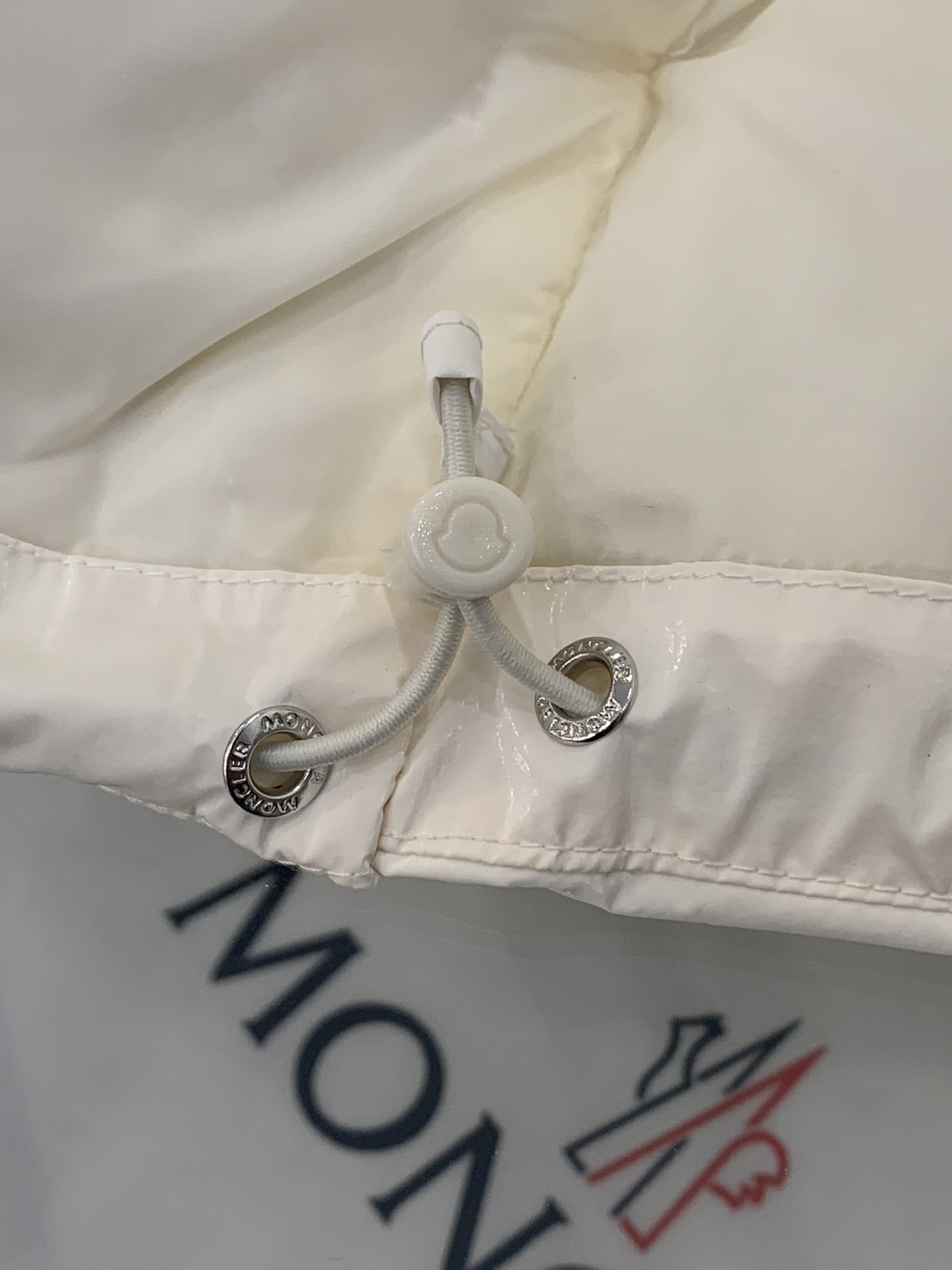 Moncler/蒙口2024秋冬女款连帽亮面蒙口羽绒服外套barante特定荧光亮面特殊面料定制采用涂层