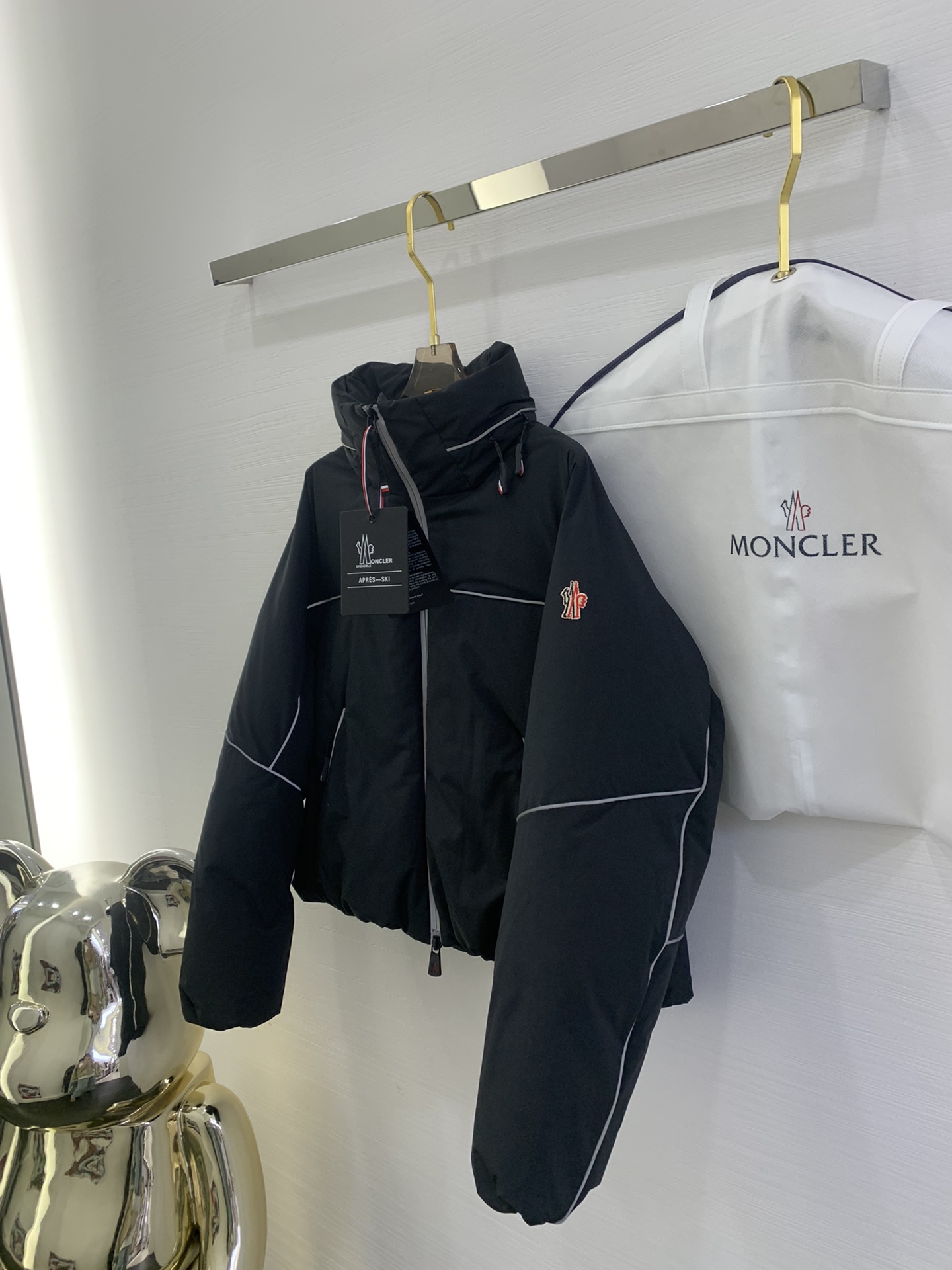 Moncler蒙口滑雪系列2024秋冬新品Klais女士立领短款羽绒面包外套专业户外滑雪羽绒服外套！贸易