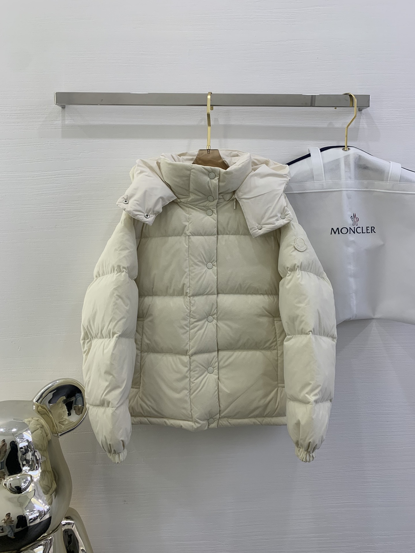 Moncler新品 Ettore女士短款植绒坑条羽绒服外套Ettore羽绒夹克融合功能性与创造性。短款设