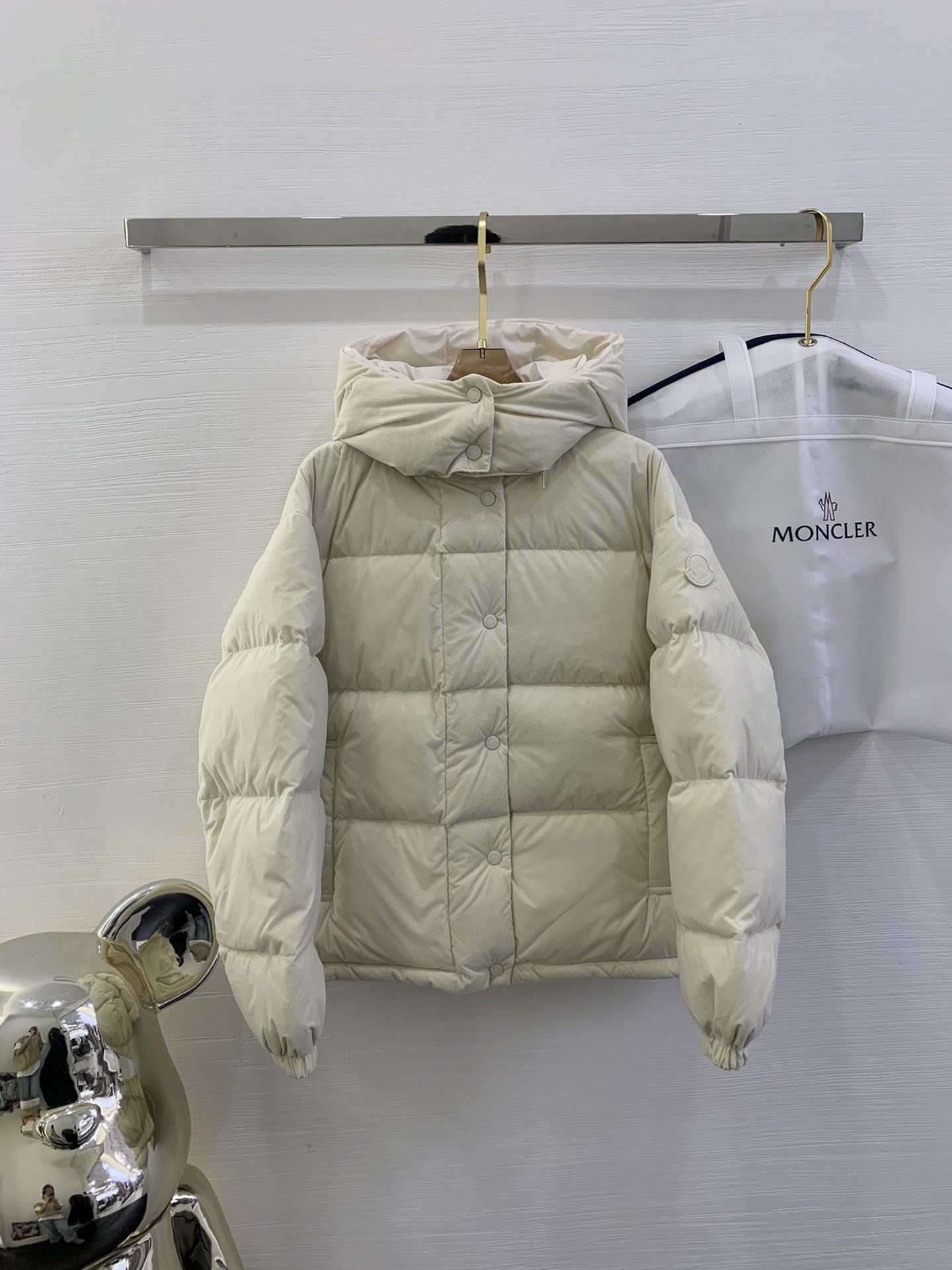 Moncler新品 Ettore女士短款植绒坑条羽绒服外套Ettore羽绒夹克融合功能性与创造性。短款设