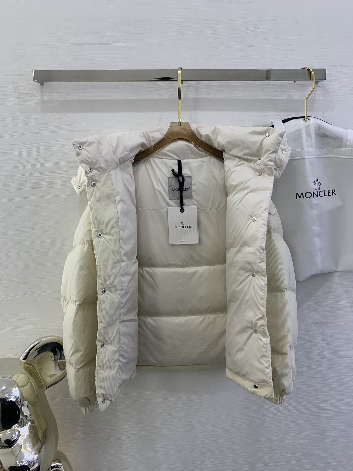 Moncler新品 Ettore女士短款植绒坑条羽绒服外套Ettore羽绒夹克融合功能性与创造性。短款设