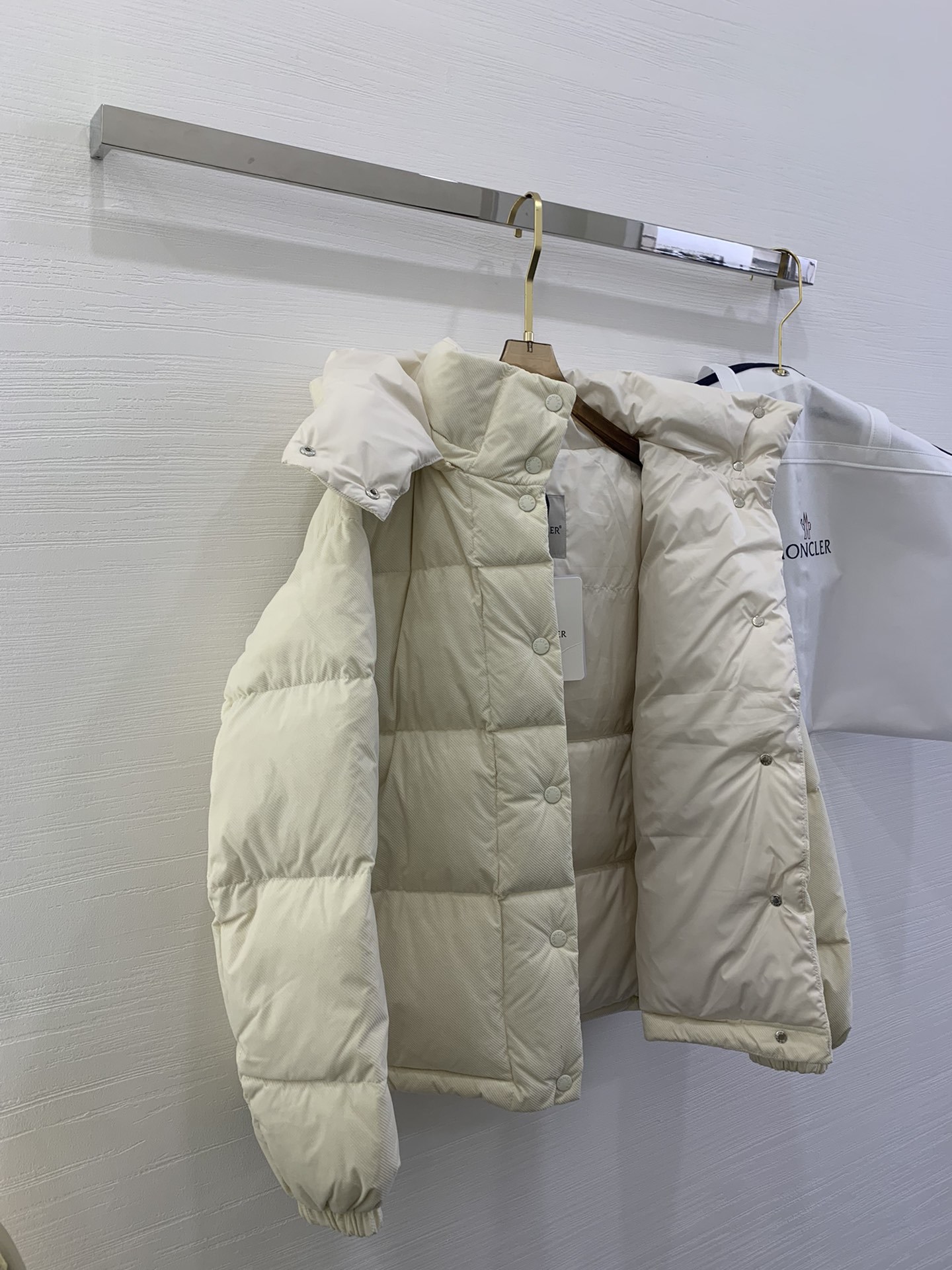 Moncler新品 Ettore女士短款植绒坑条羽绒服外套Ettore羽绒夹克融合功能性与创造性。短款设