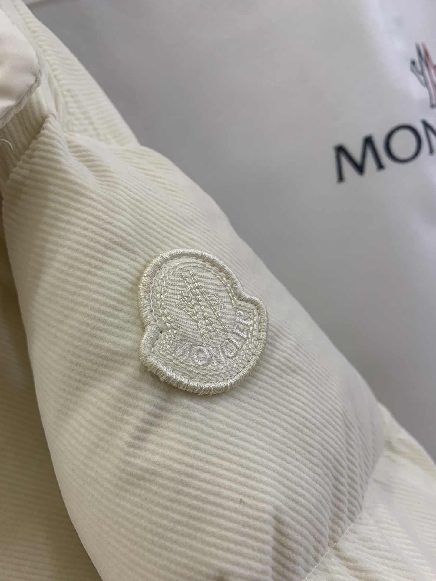 Moncler新品 Ettore女士短款植绒坑条羽绒服外套Ettore羽绒夹克融合功能性与创造性。短款设