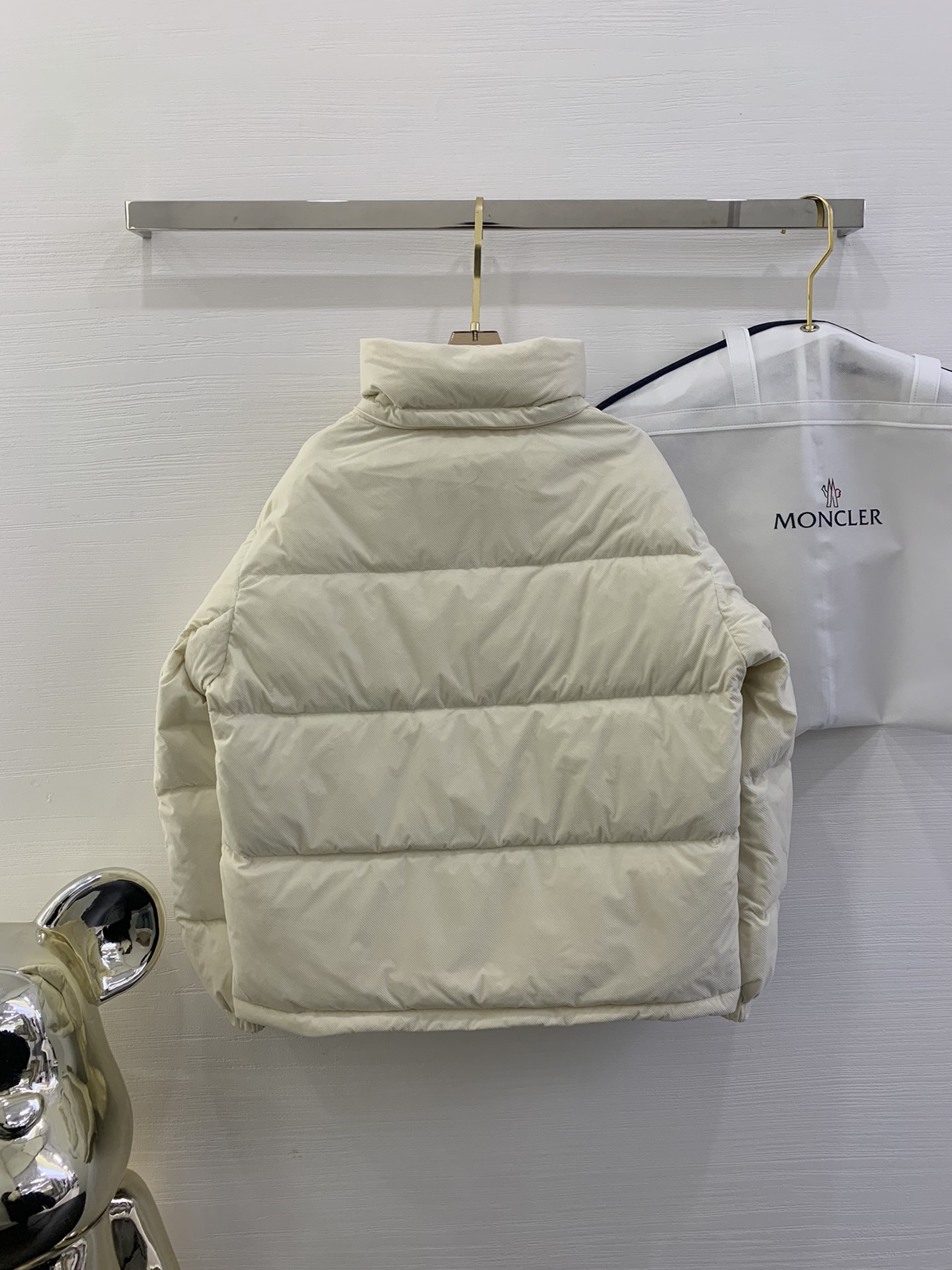 Moncler新品 Ettore女士短款植绒坑条羽绒服外套Ettore羽绒夹克融合功能性与创造性。短款设