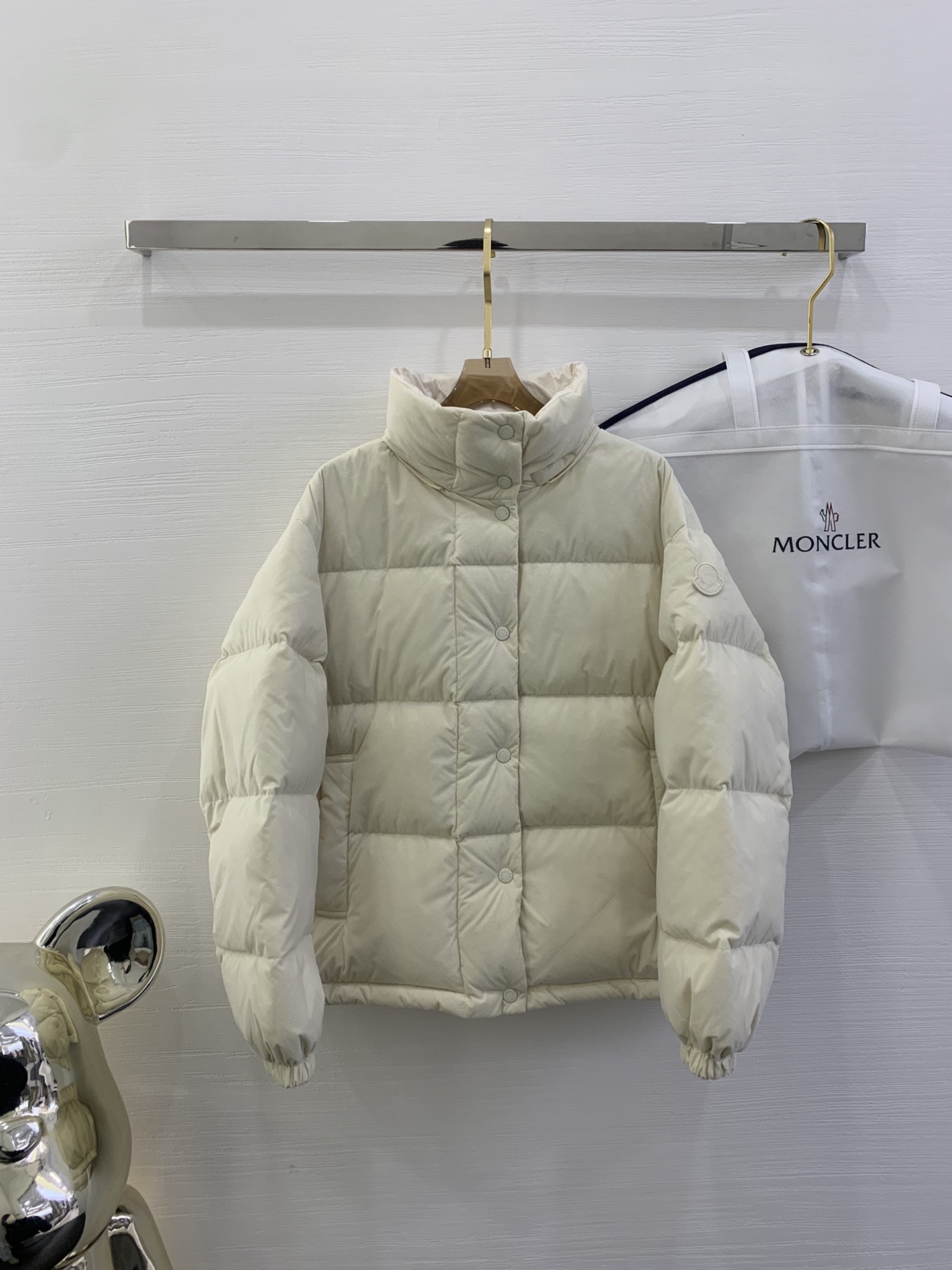 Moncler新品 Ettore女士短款植绒坑条羽绒服外套Ettore羽绒夹克融合功能性与创造性。短款设