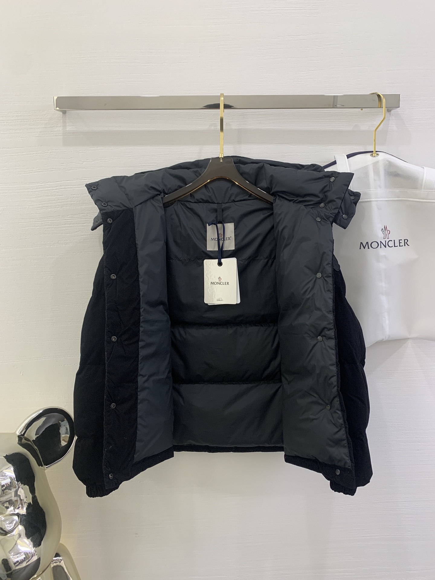 Moncler新品 Ettore女士短款植绒坑条羽绒服外套Ettore羽绒夹克融合功能性与创造性。短款设