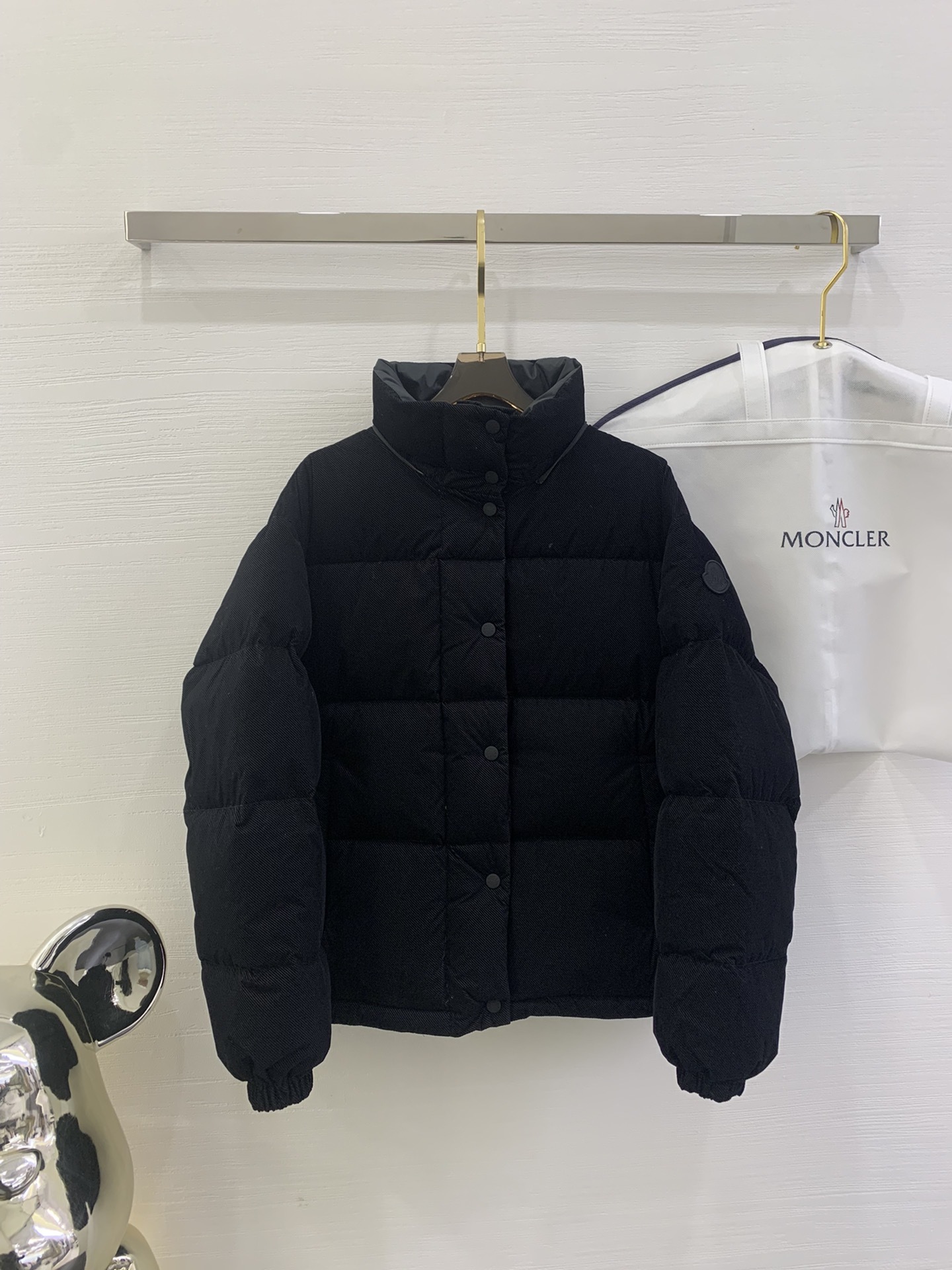 Moncler新品 Ettore女士短款植绒坑条羽绒服外套Ettore羽绒夹克融合功能性与创造性。短款设