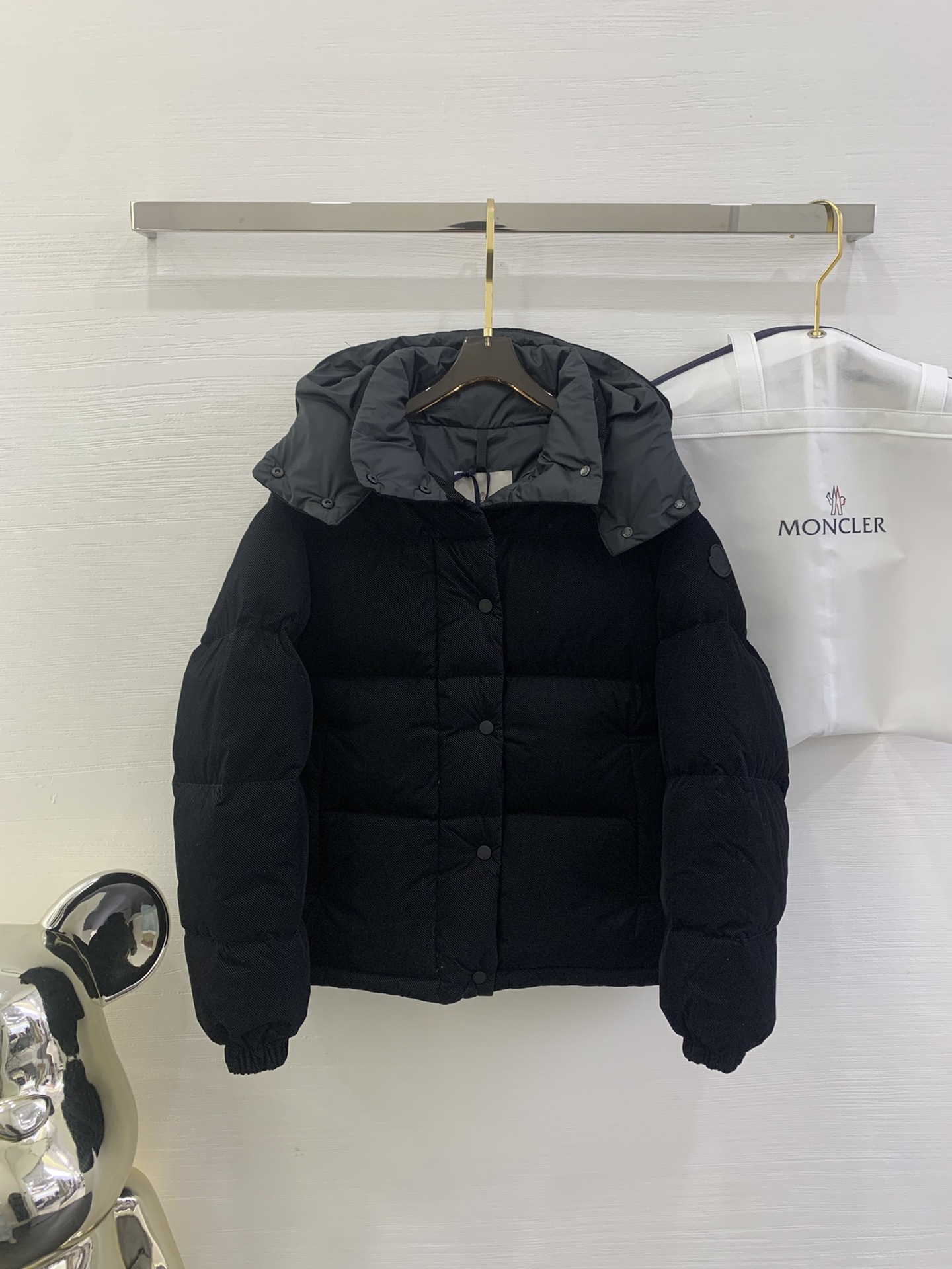 Moncler新品 Ettore女士短款植绒坑条羽绒服外套Ettore羽绒夹克融合功能性与创造性。短款设
