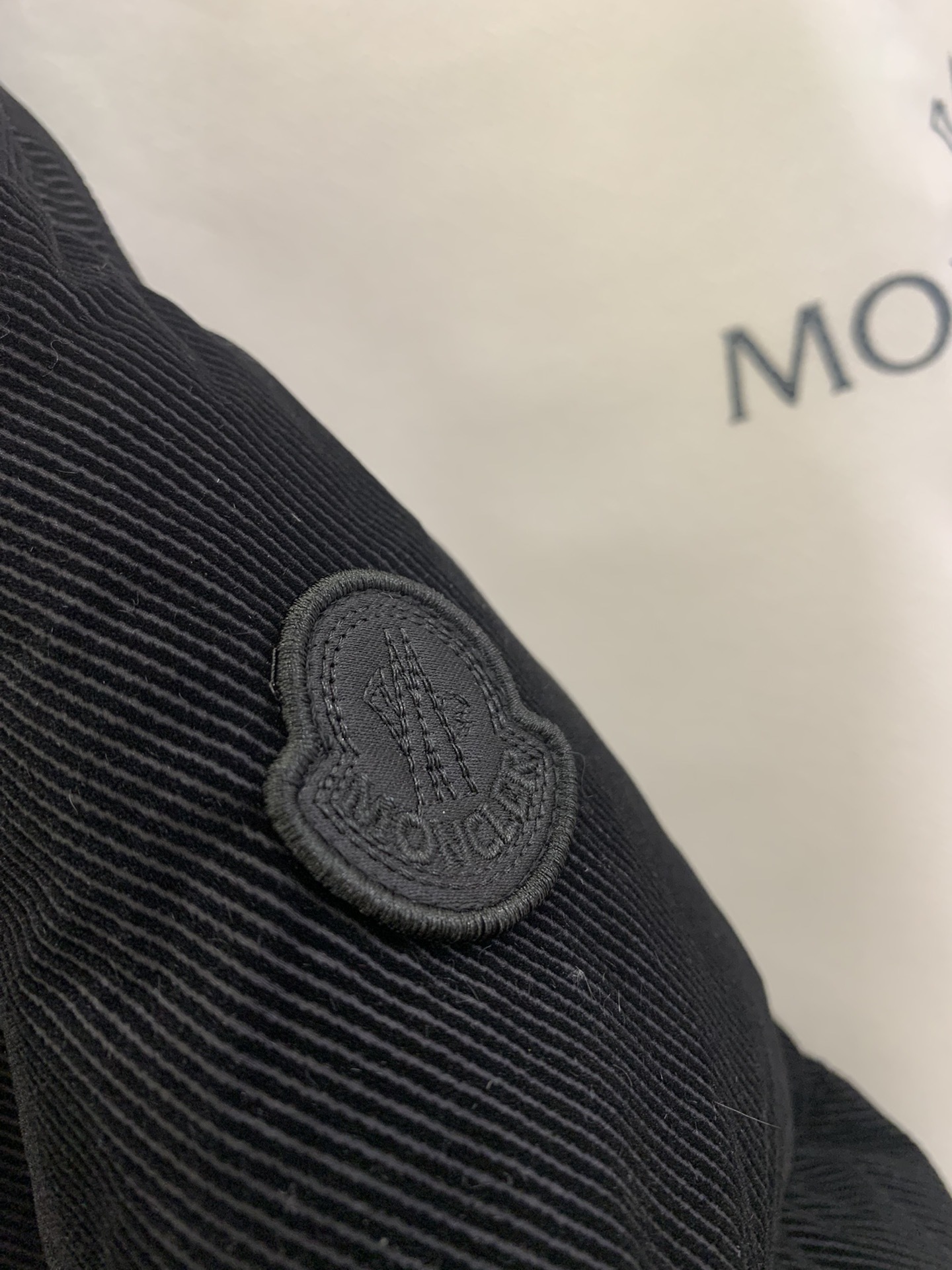 Moncler新品 Ettore女士短款植绒坑条羽绒服外套Ettore羽绒夹克融合功能性与创造性。短款设