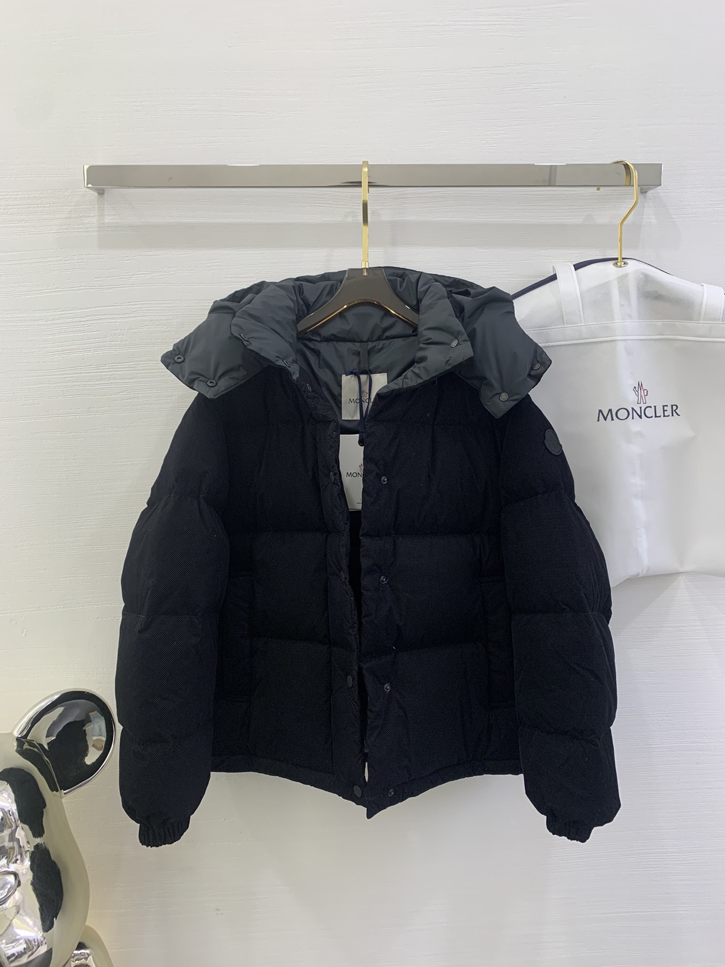 Moncler新品 Ettore女士短款植绒坑条羽绒服外套Ettore羽绒夹克融合功能性与创造性。短款设